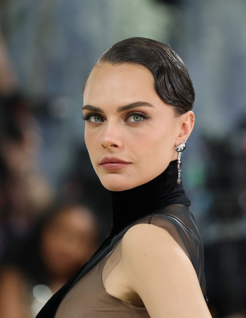 جل الحواجب الممشطة والداكنة من دارCara Delevingne