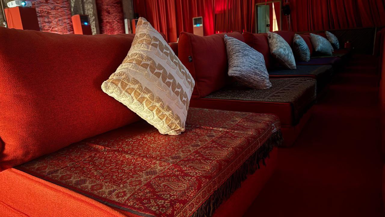 جلسات دافئة تمزج بين الراحة والطابع التراثي في سينما البلد