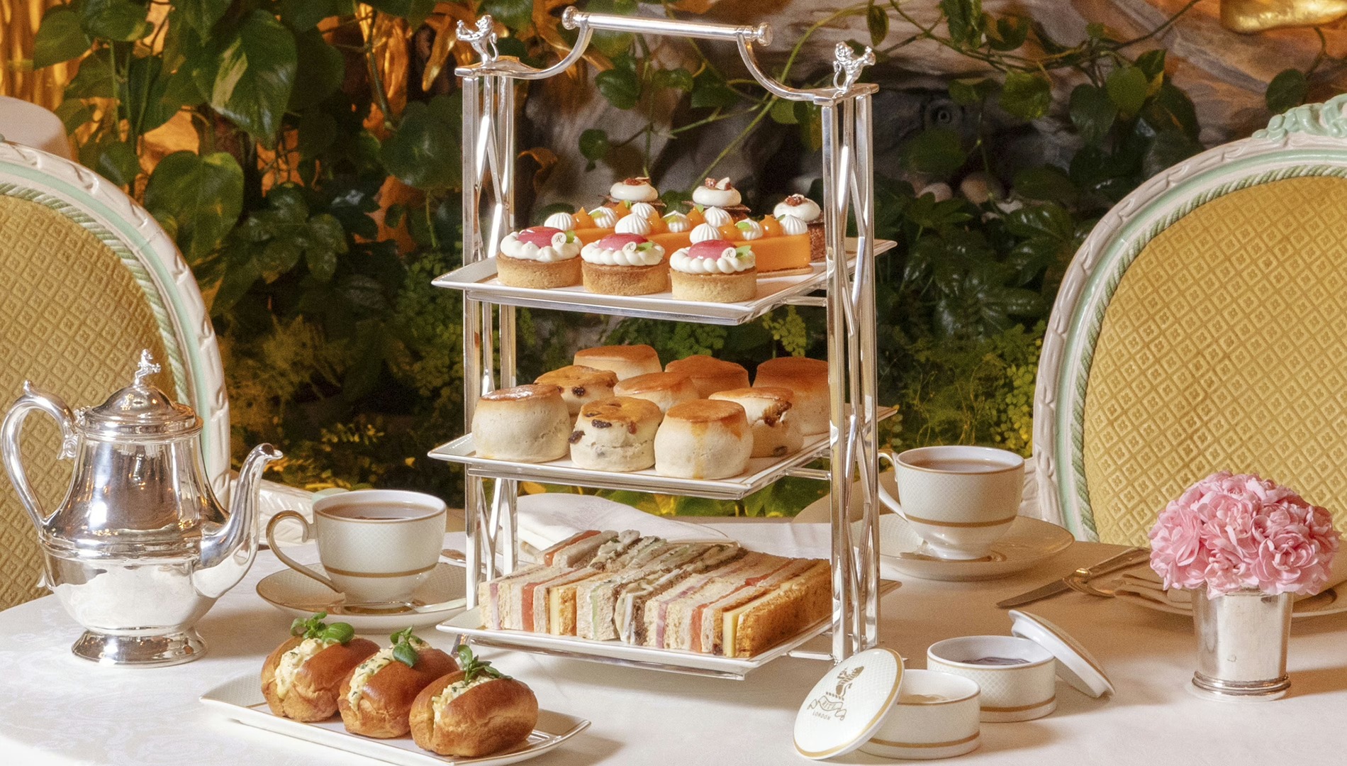 جلسة شاي الظهيرة في فندق فاخر