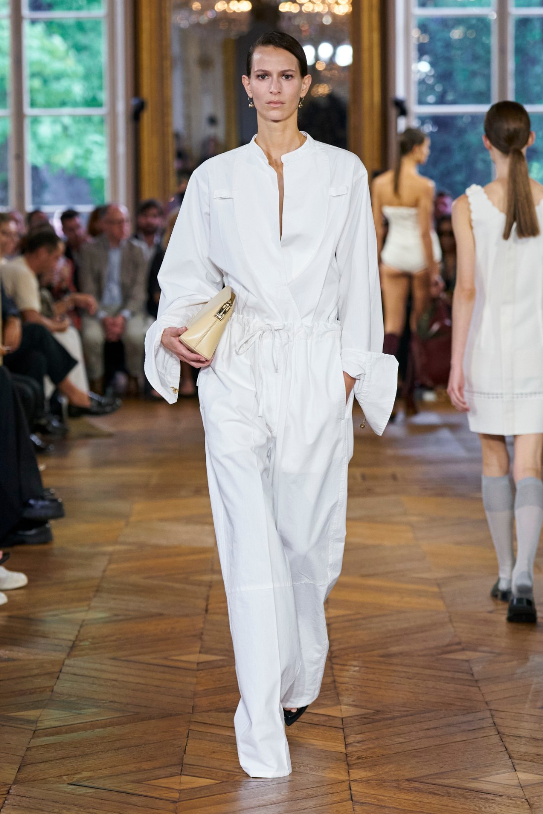 جمبسوت باللون الأبيض من مجموعة Victoria Beckham ربيع صيف 2024