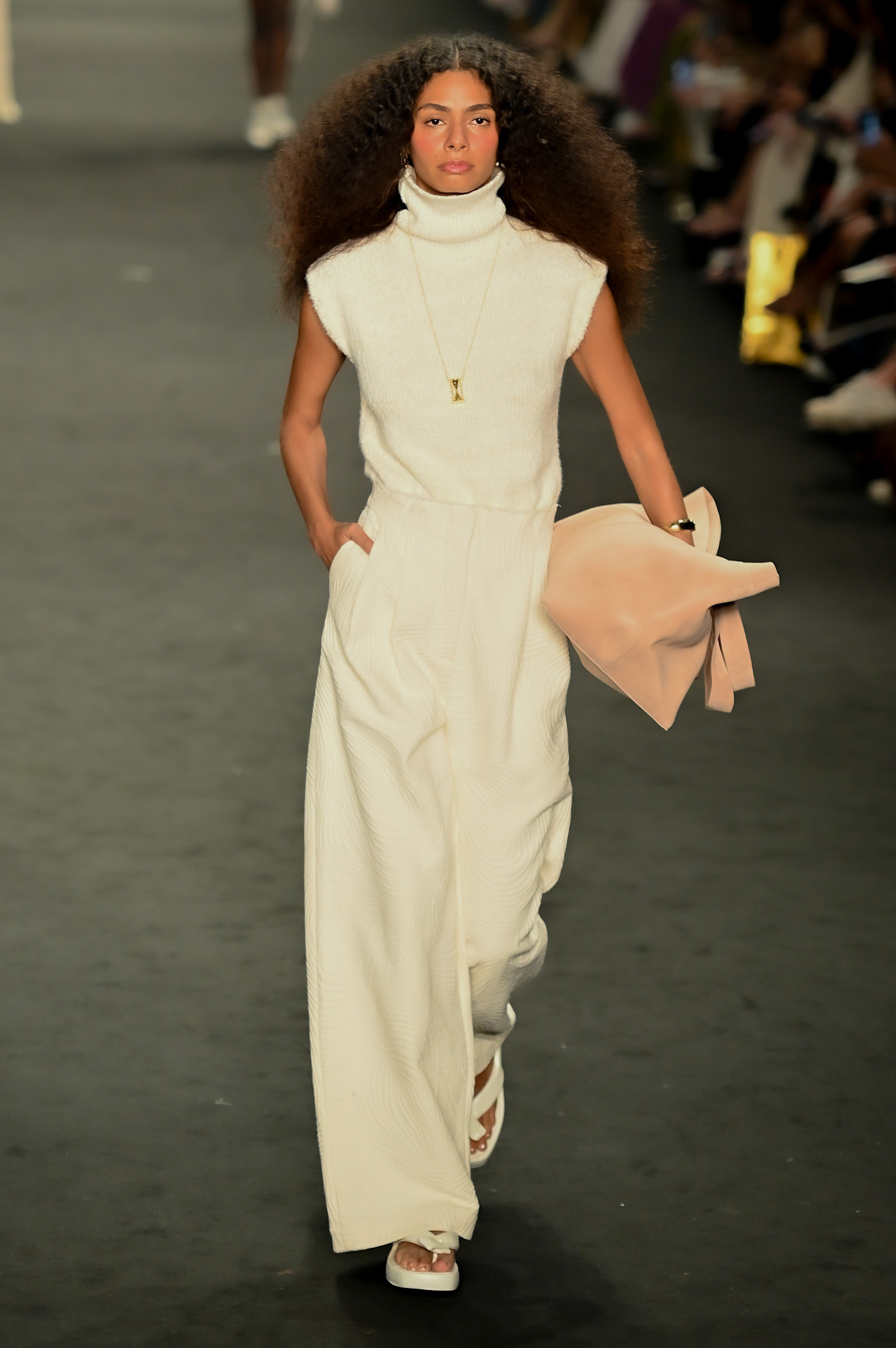 جمبسوت بتنسيق ‏minimal‏ من ‏Aluf