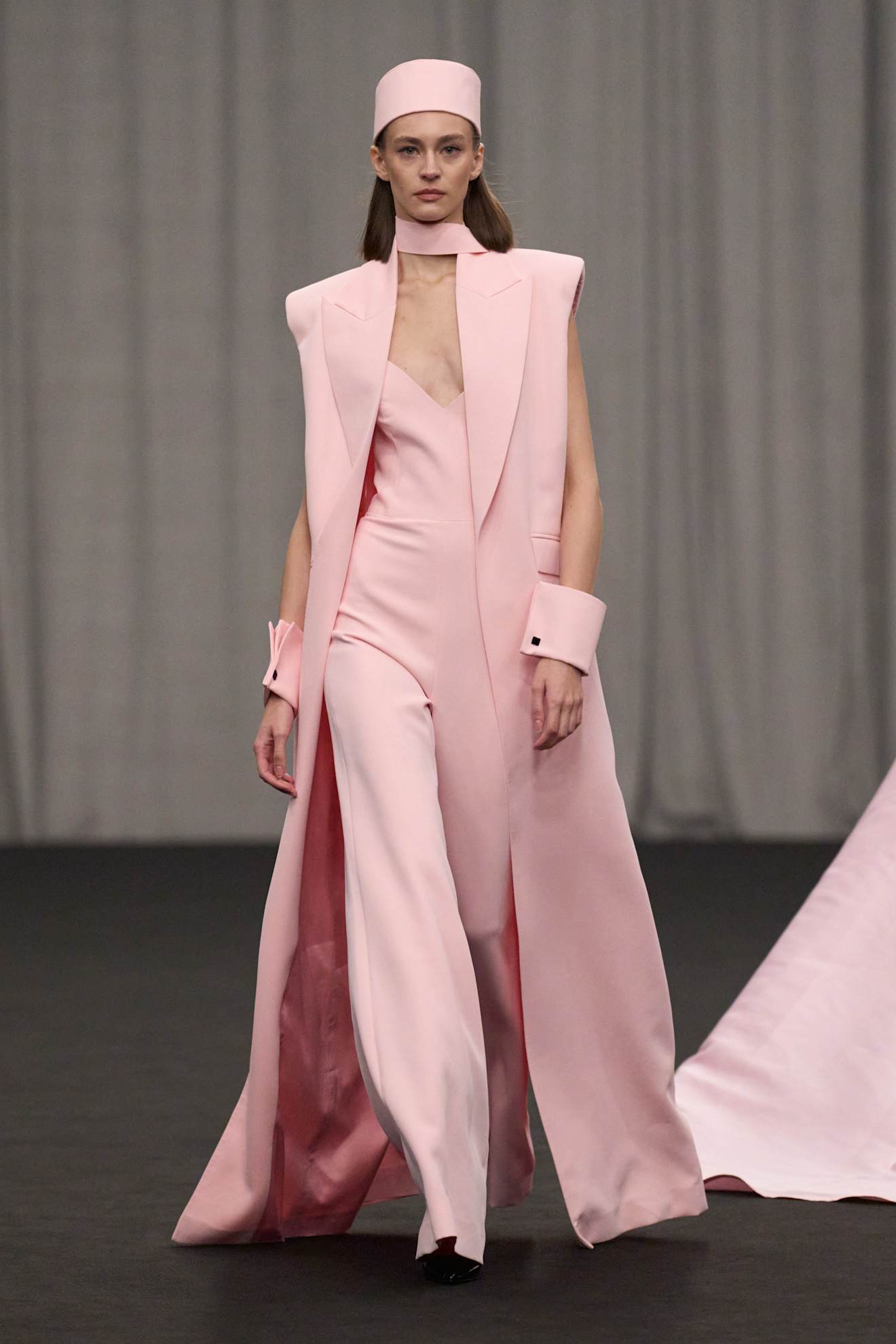 جمبسوت بقصة ‏V‏ من ‏Lili Blanc