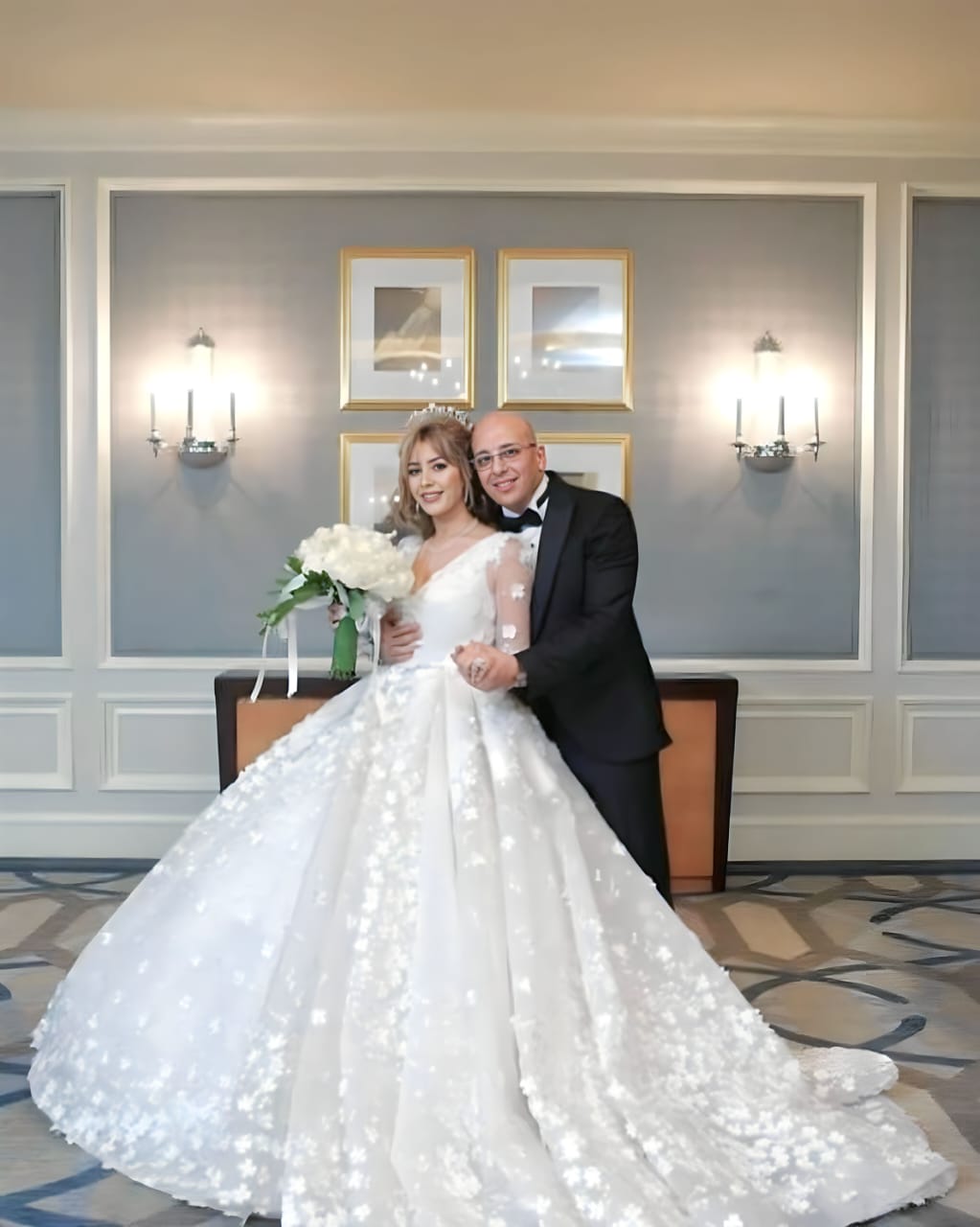 جنات مع عريسها خلال حفل زفافها