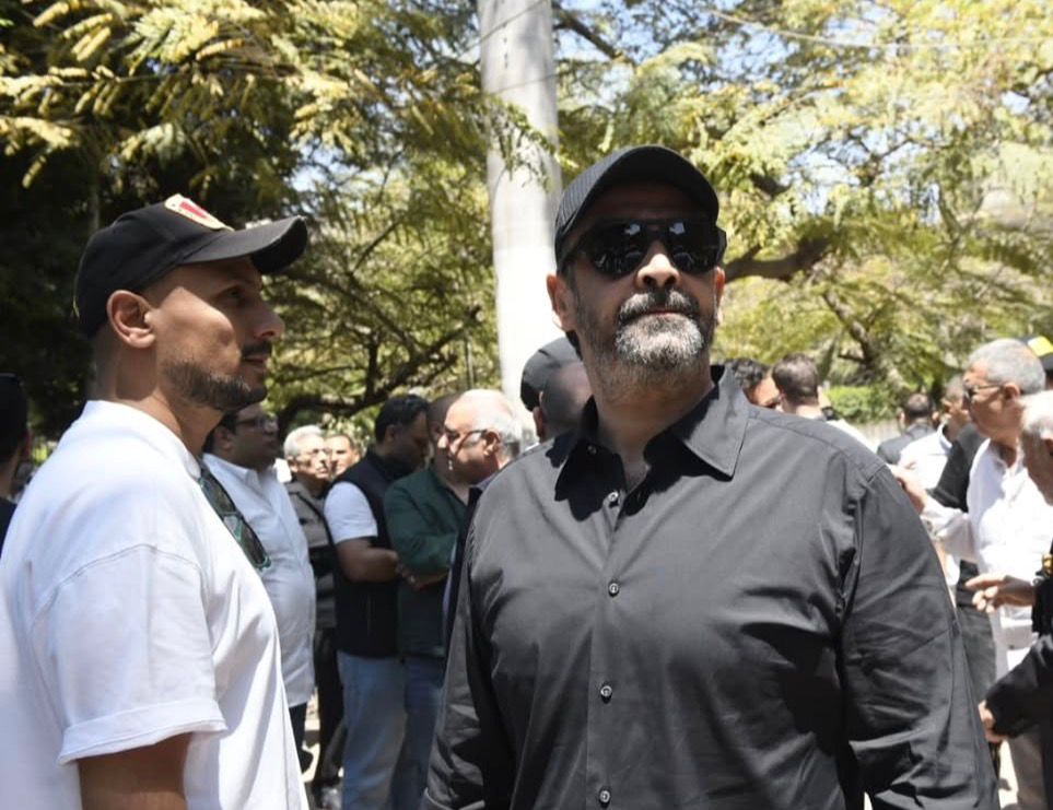 كريم عبد العزيز في جنازة والد منة شلبي