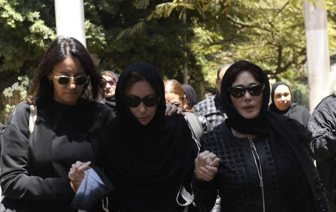 منة شلبي في جنازة والدها