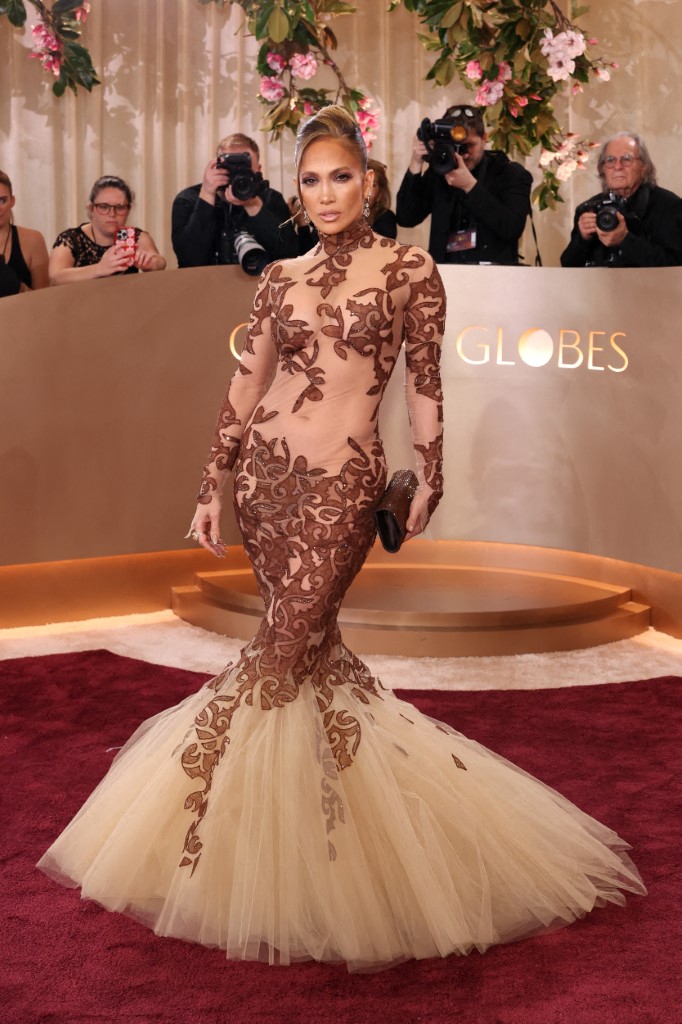 جنيفر لوبيز Jennifer Lopez بأقراط وخاتم مرصّع بالأحجار الكريمة الملونة من سابياساشي Sabyasachi