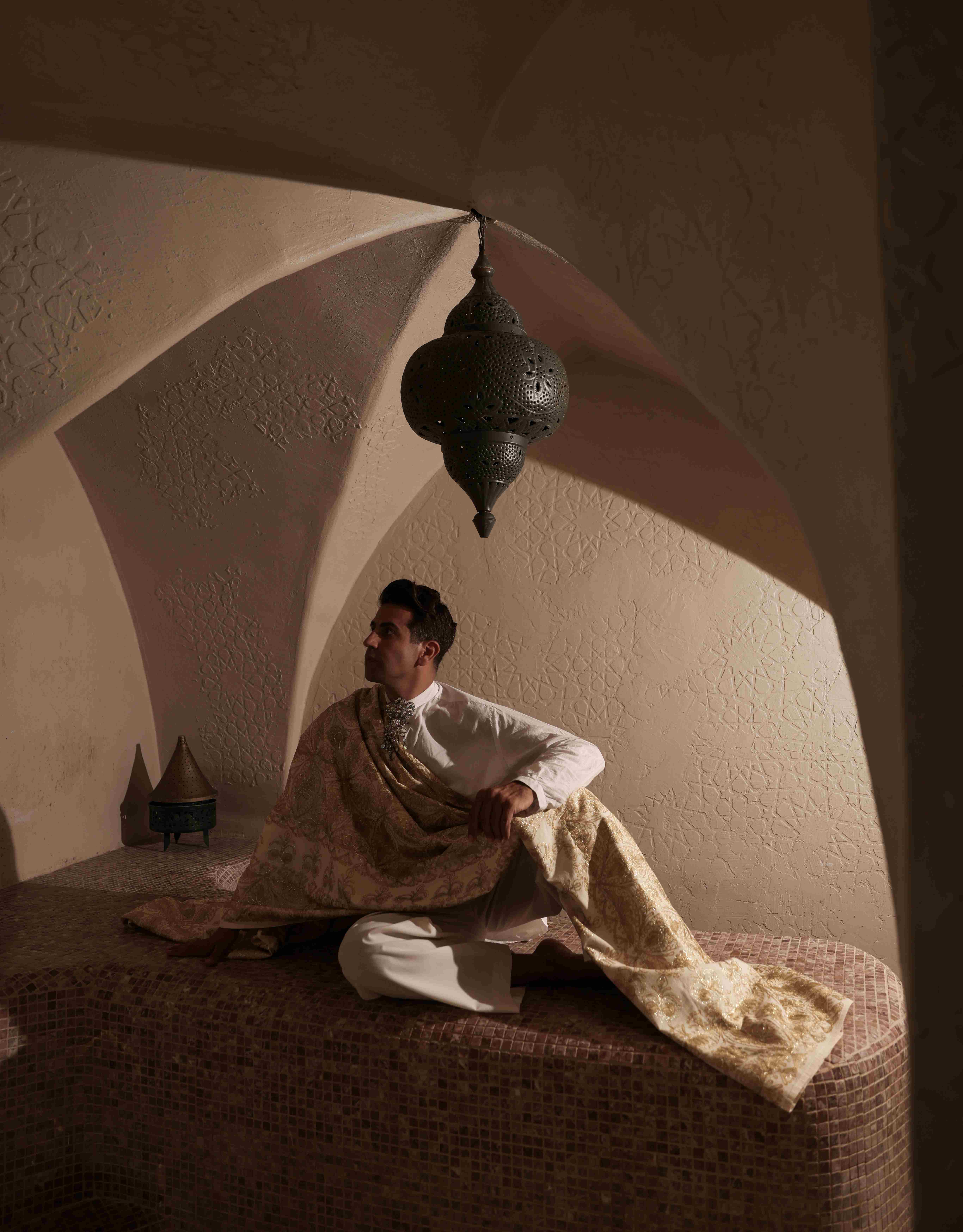 جو شليطا بإطلالة تستلهم فخامة الأزياء اللبنانية التراثية وتفاصيلها المطرّزة.