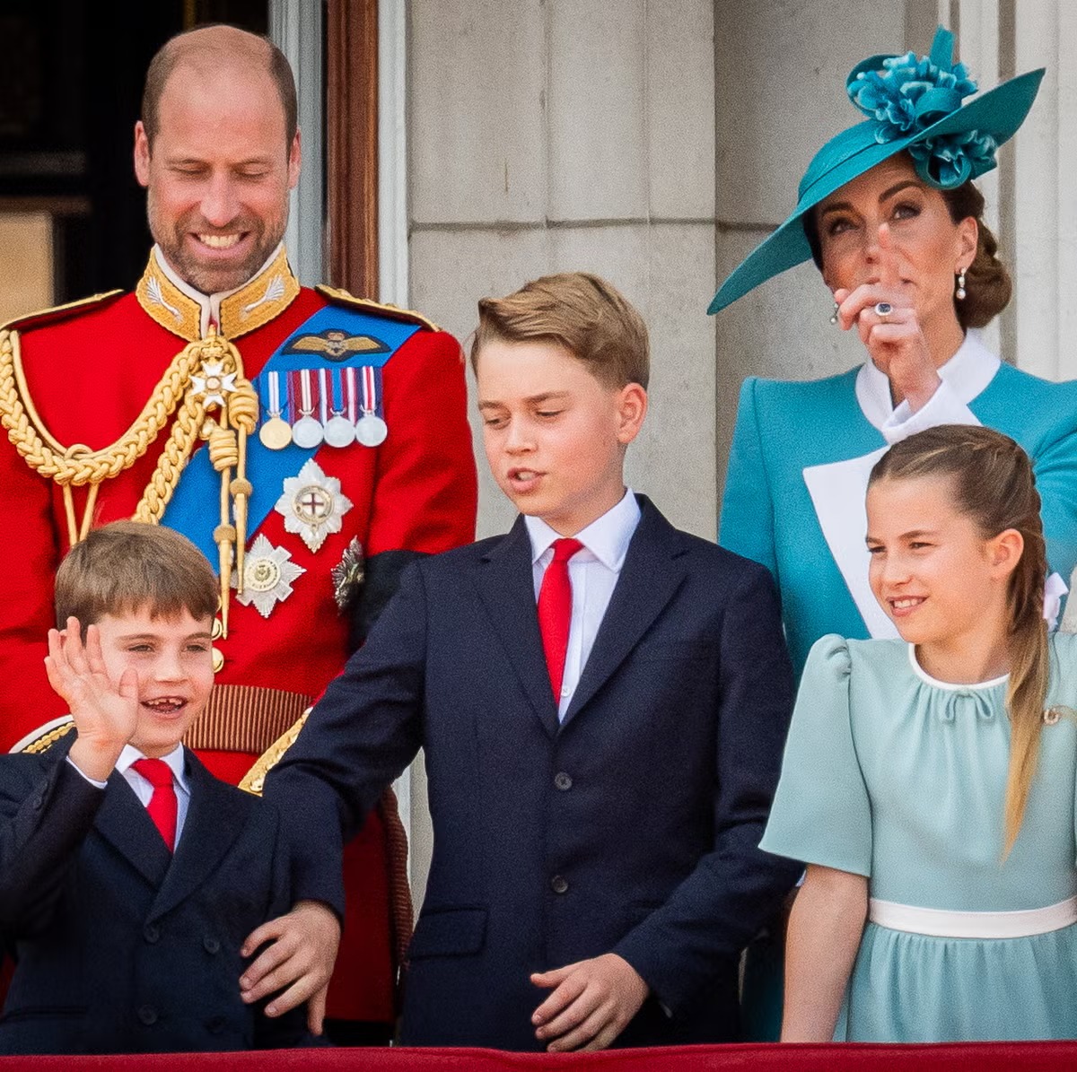 جورج، وشارلوت، ولويس—العالم جرعة من الإيجابية المطلوبة خلال استعراض الألوان