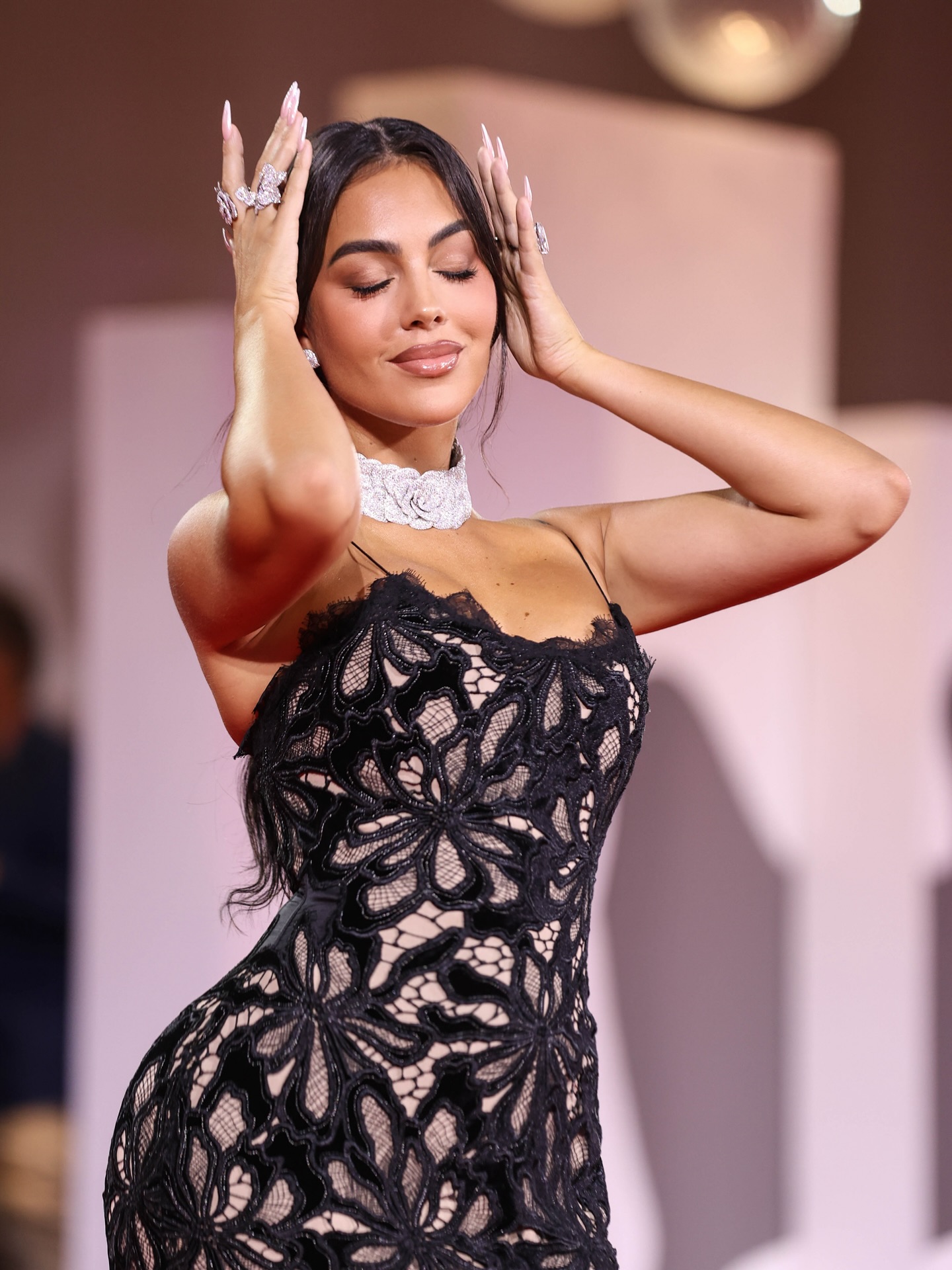 جورجينا رودريغيز Georgina Rodriguez تُظهر خاتم خطوبتها الفاخر في مهرجان فينيسيا