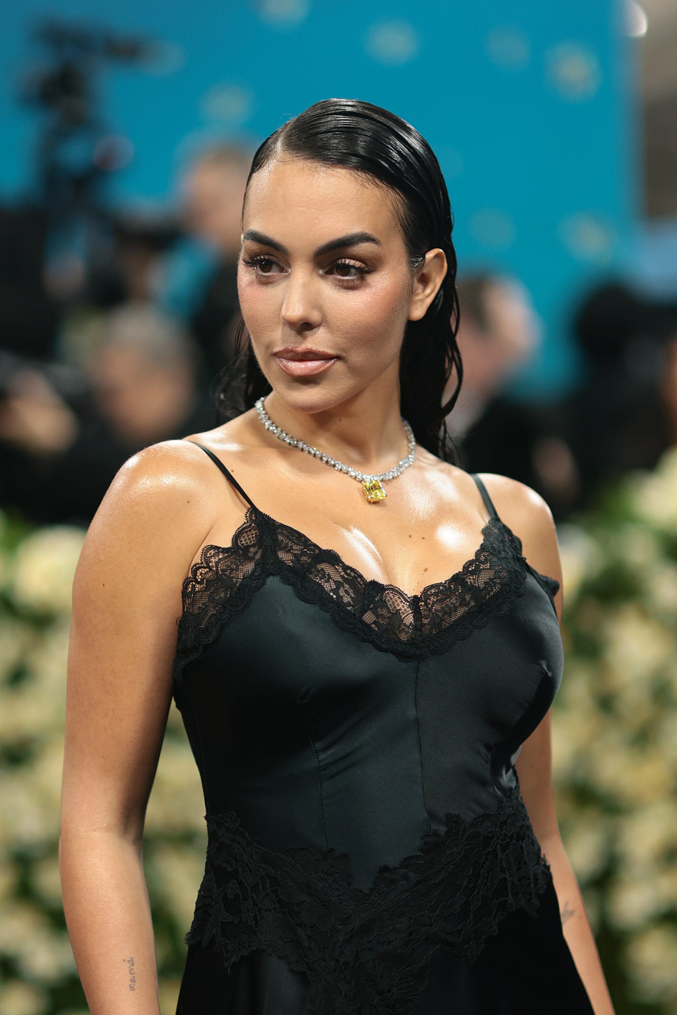 جورجينا رودريجيز بمجوهرات مرصّعة بالألماس الأبيض والأصفر من دار شوبارد Chopard