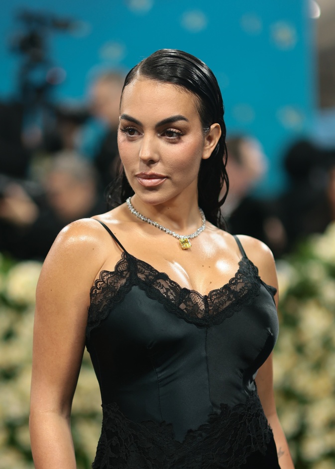 جورجينا رودريجيز بمجوهرات مرصّعة بالألماس الأبيض والأصفر من دار شوبارد Chopard