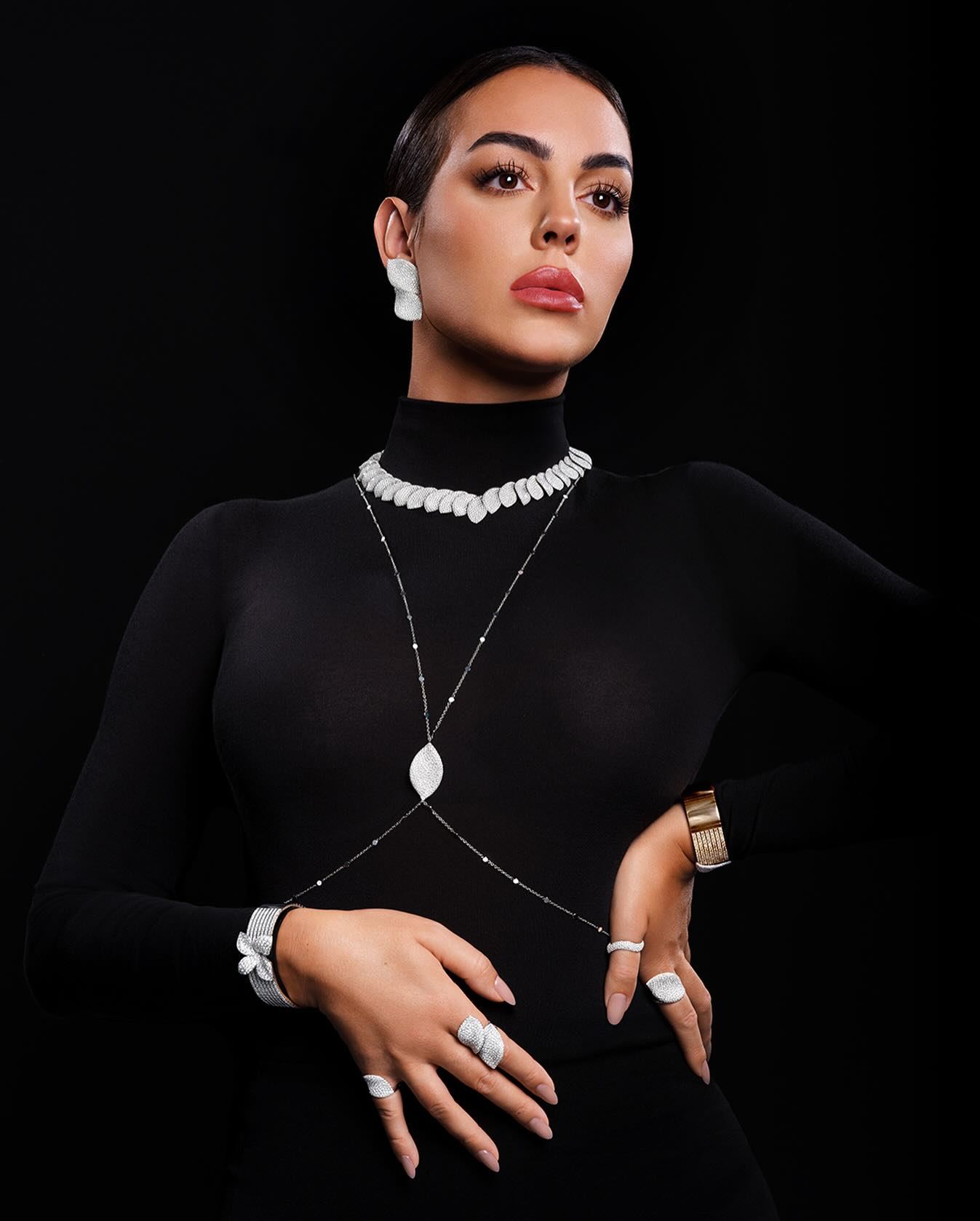 جورجينا رودريغز تُنسق الفستان الأسود مع تصاميم المجوهرات الفاخرة