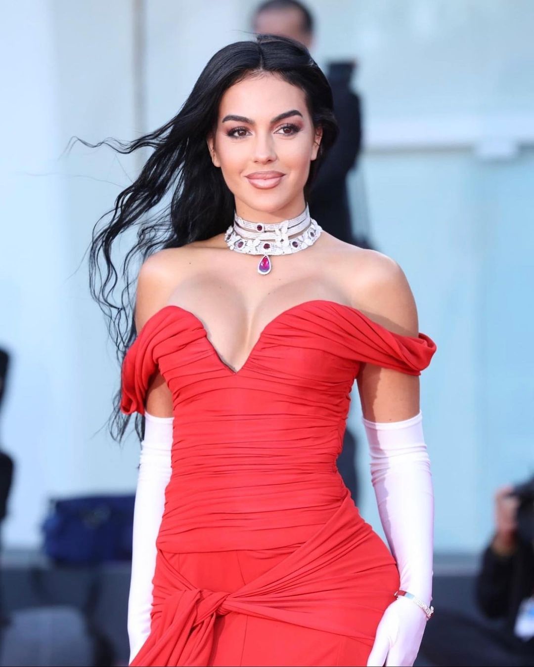 جورجينا رودريغز Georgina Rodriguez بقلادة ساحرة من الذهب الأبيض والألماس وحجر كريم باللون الأحمر