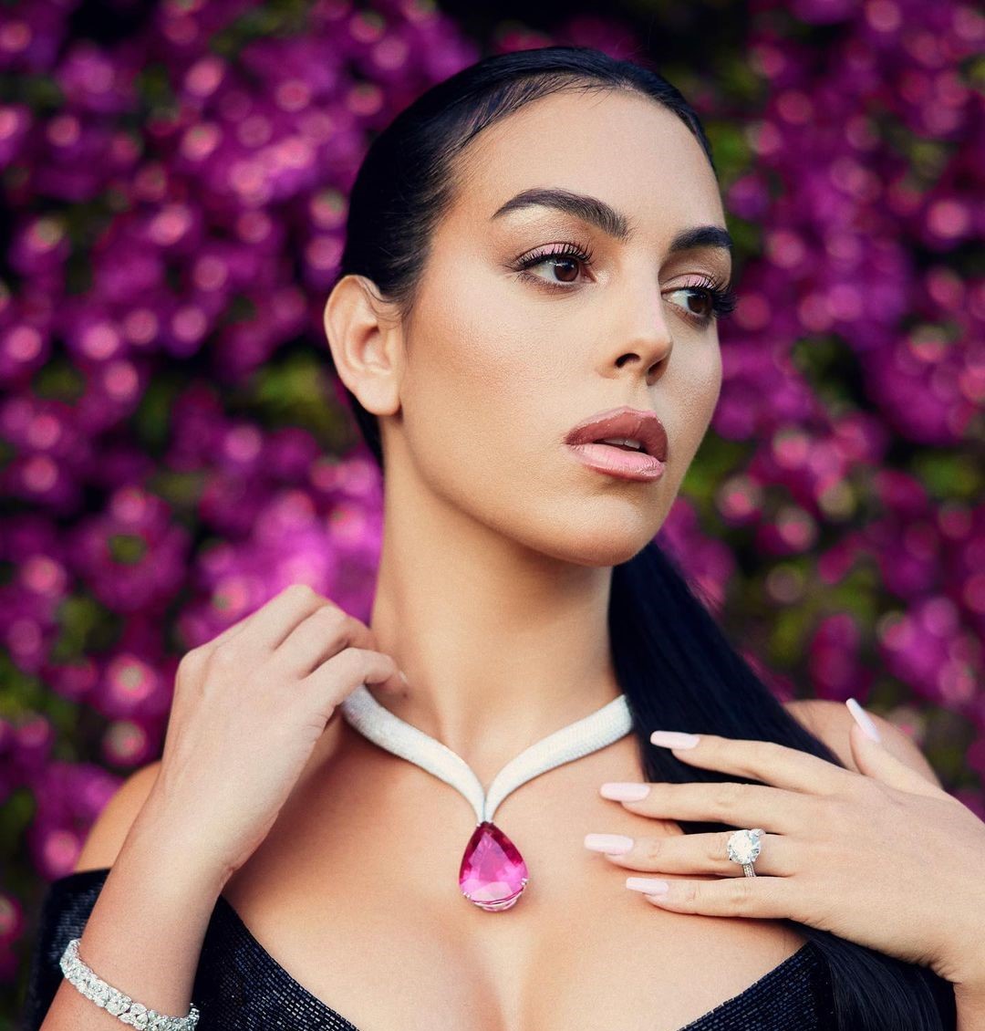 جورجينا رودريغز Georgina Rodriguez بقلادة ساحرة من تصميم شوبارد Chopard