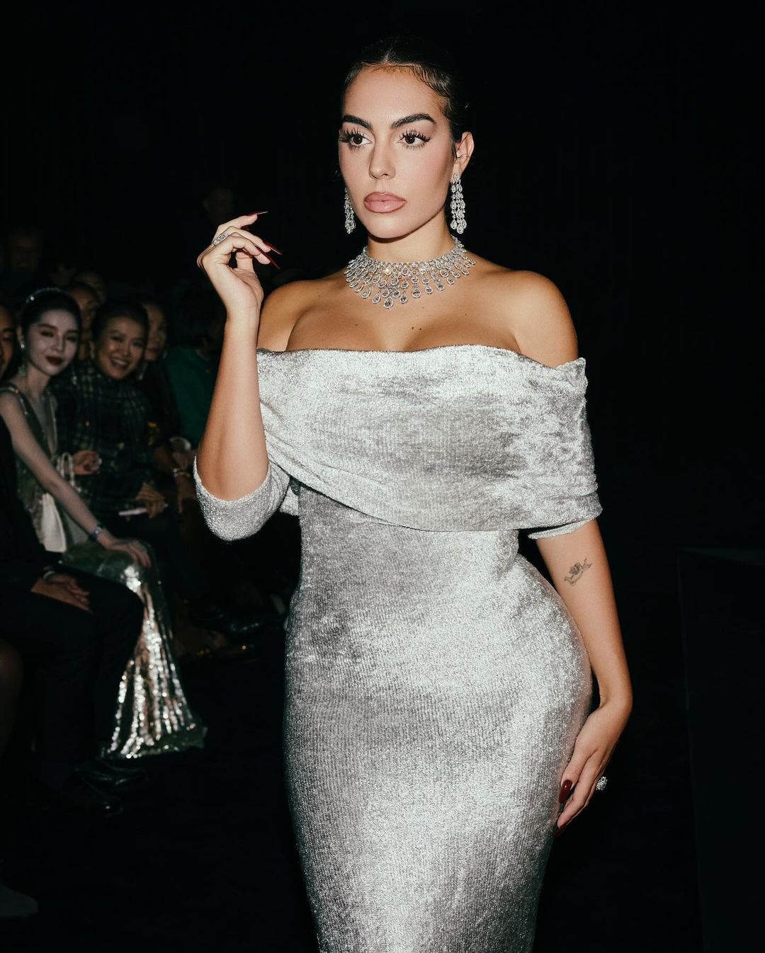 جورجينا رودريغز Georgina Rodriguez بمجوهرات ماسية لافتة خلال عرض دار المجوهرات الراقية ميسيكا Messika
