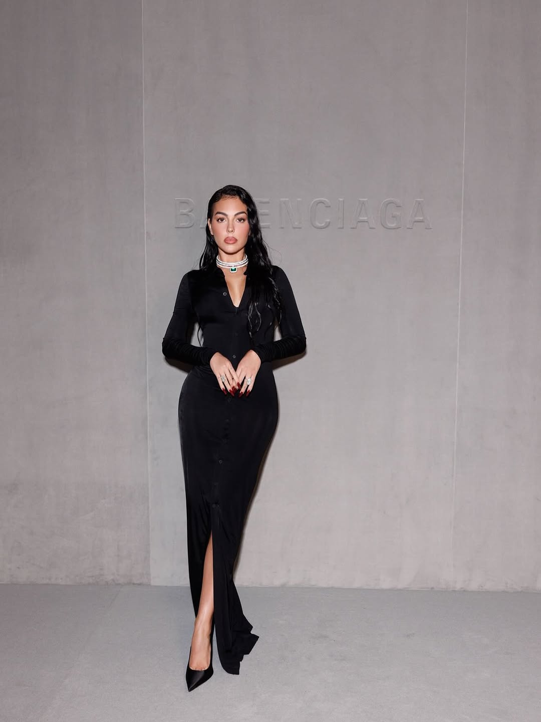 جورجينا رودريغيز تتألق بمجوهرات فاخرة في أسبوع الموضة بباريس 2025