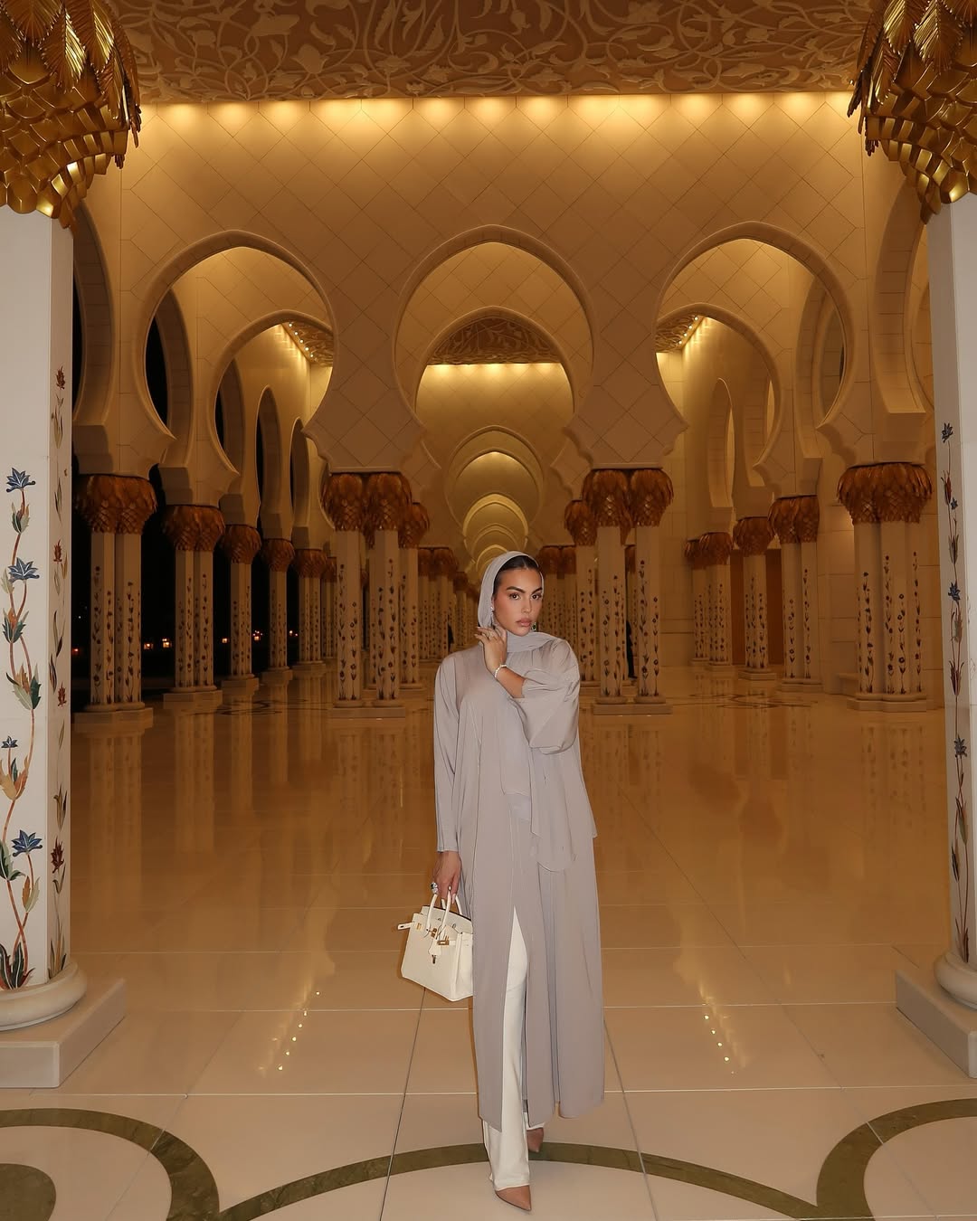 إطلالة محتشمة بالحجاب في جامع الشيخ زايد الكبير