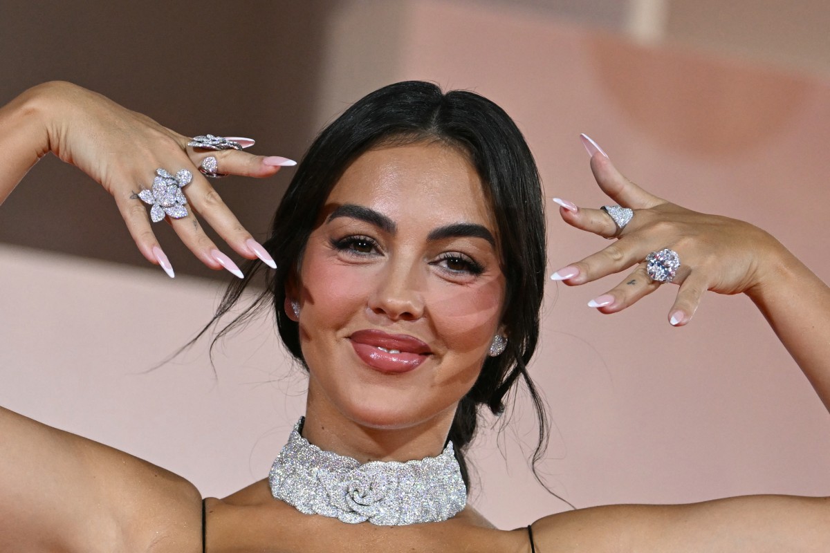 جورجينا رودريغيز تستعرض خاتم خطوبتها في أول ظهور خلال مهرجان فينيسيا 2025