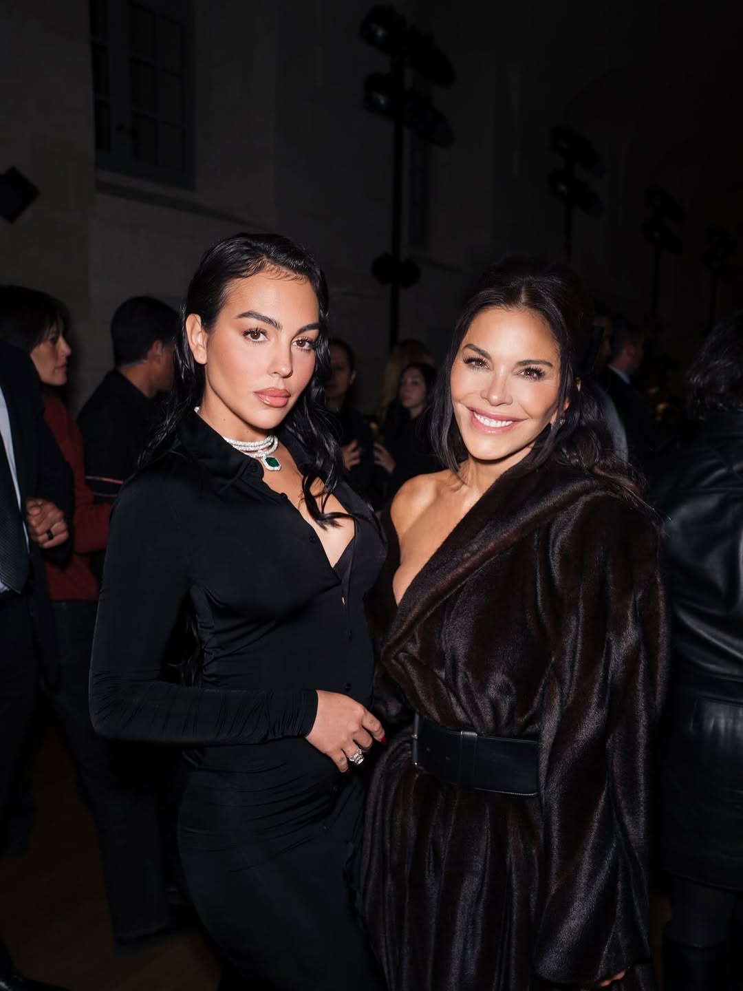 جورجينا في الصف الأمامي إلى جانب لورين سانشيز   خلال أسبوع باريس للموضة