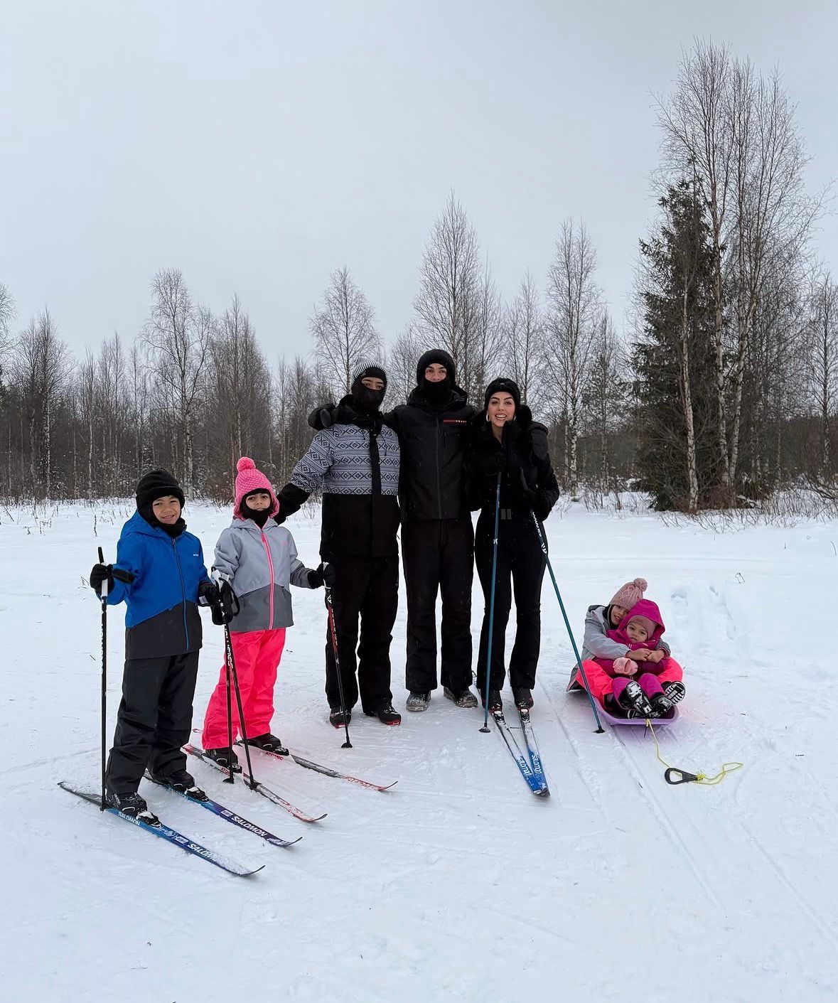 جورجينا رودريغيز مع كريستيانو رونالدو وأولادهما