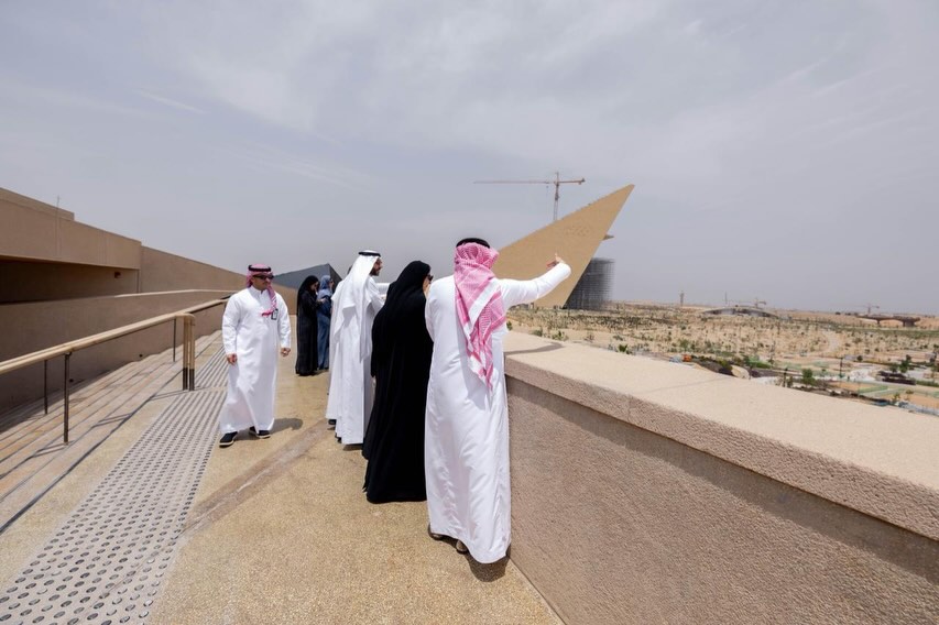 جولة ميدانية للاطلاع على تطورات المشروع وإمكانات دمج التجارب الفنية في المساحات المفتوحة