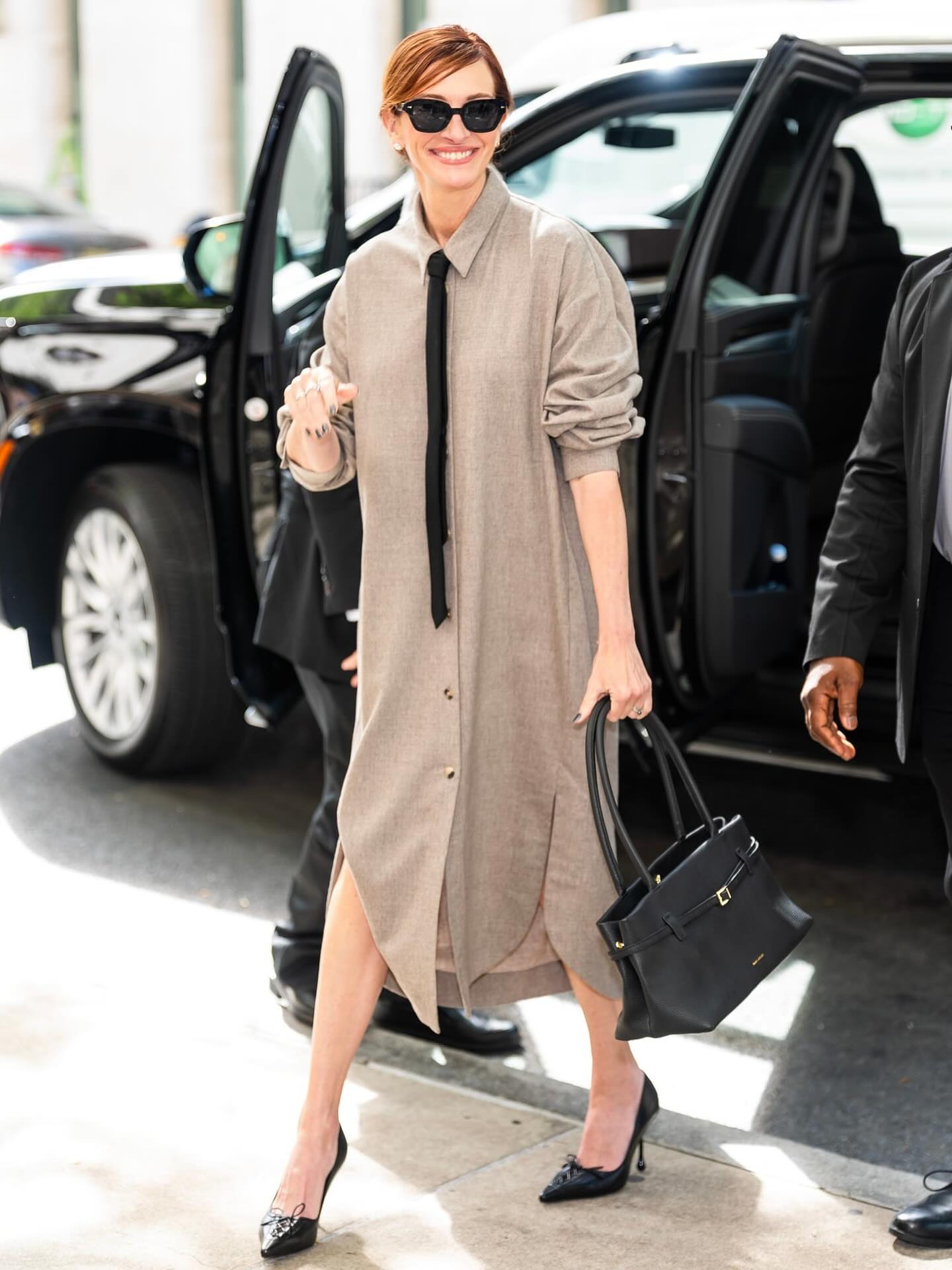 جوليا روبرتس بستايل Shirt Dress بقصة ميدي أوفر سايز بلون نيود