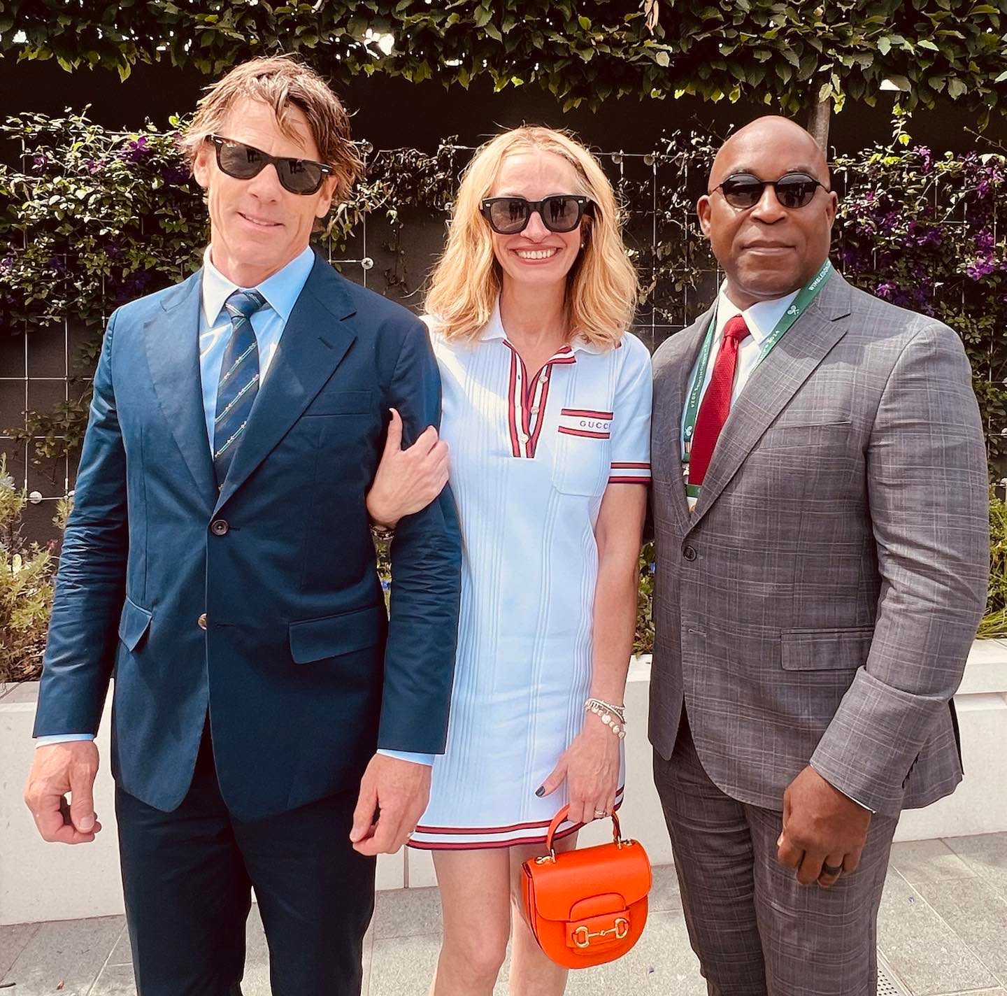 جوليا روبرتس فستانا قصيرا باللون الأبيض من تصميم دار Gucci