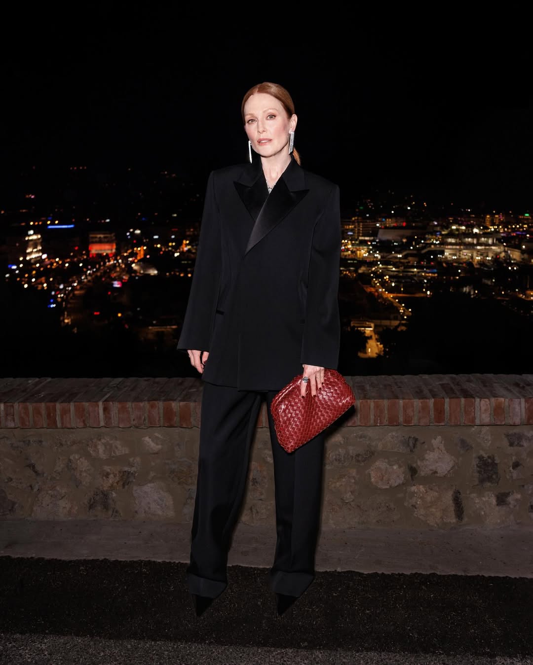 جوليان مور ببدلة كلاسيكية باللون الأسود من bottega veneta