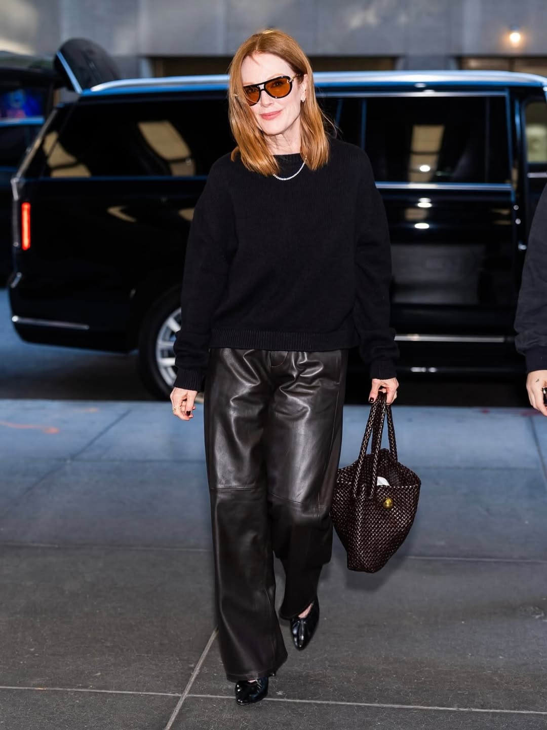  جوليان مور ببنطال الجلد الواسع مع بلوزة صوفية مريحة