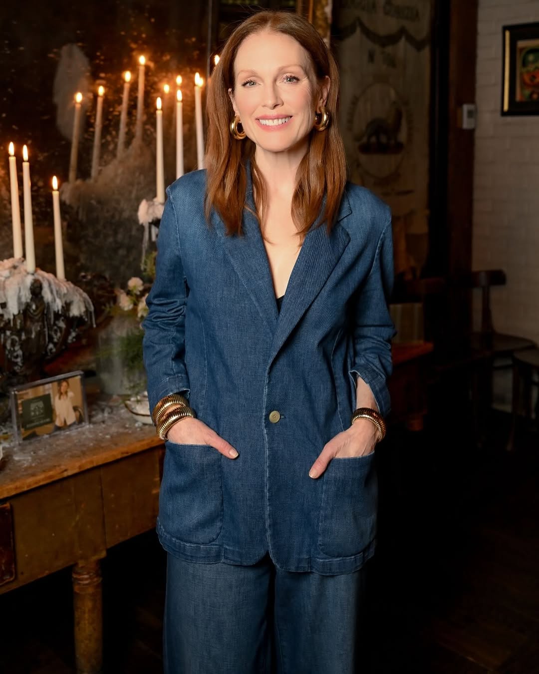 جوليان مور ببنطال فضفاض بأرجل شاحبة مع جاكيت محدد مغلق بزر وحيد