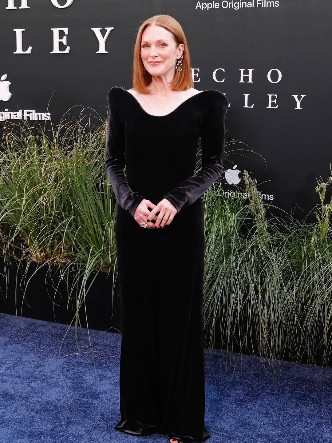  جوليان مور بصيحة المخمل الأسود من Maison Alaia