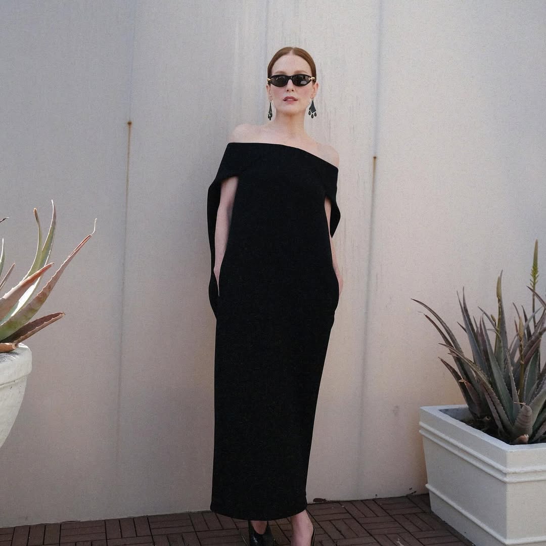 جوليان مور بفستان طويل باللون الأسود الموحد، بقصة الأوف شولدر