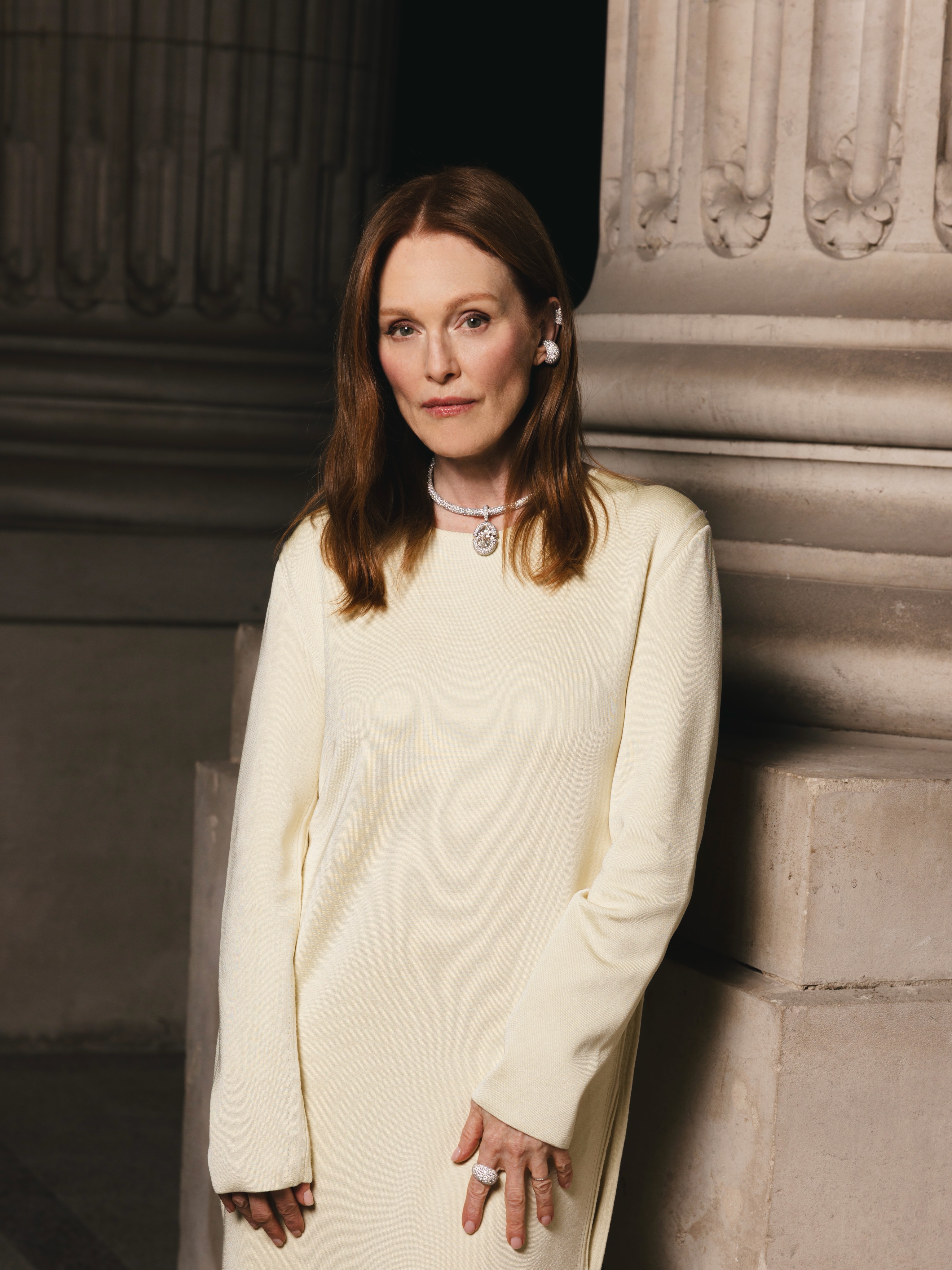 جوليان مور Julianne Moore بقلادة ماسية يتدلى منها دلاية مُرصّعة وأقراط أنيقة