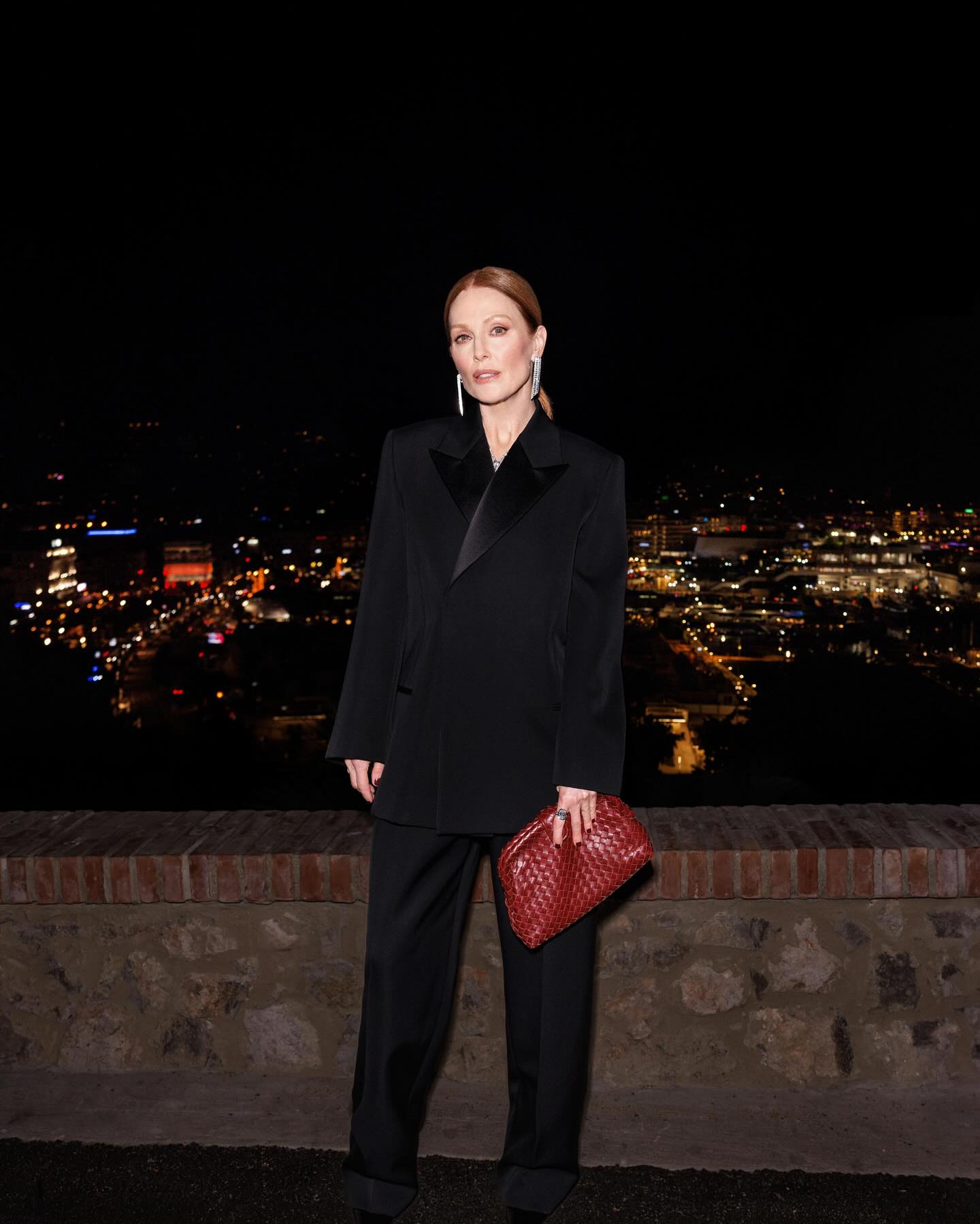 جوليان مور... بأناقة كلاسيكية من Bottega Veneta