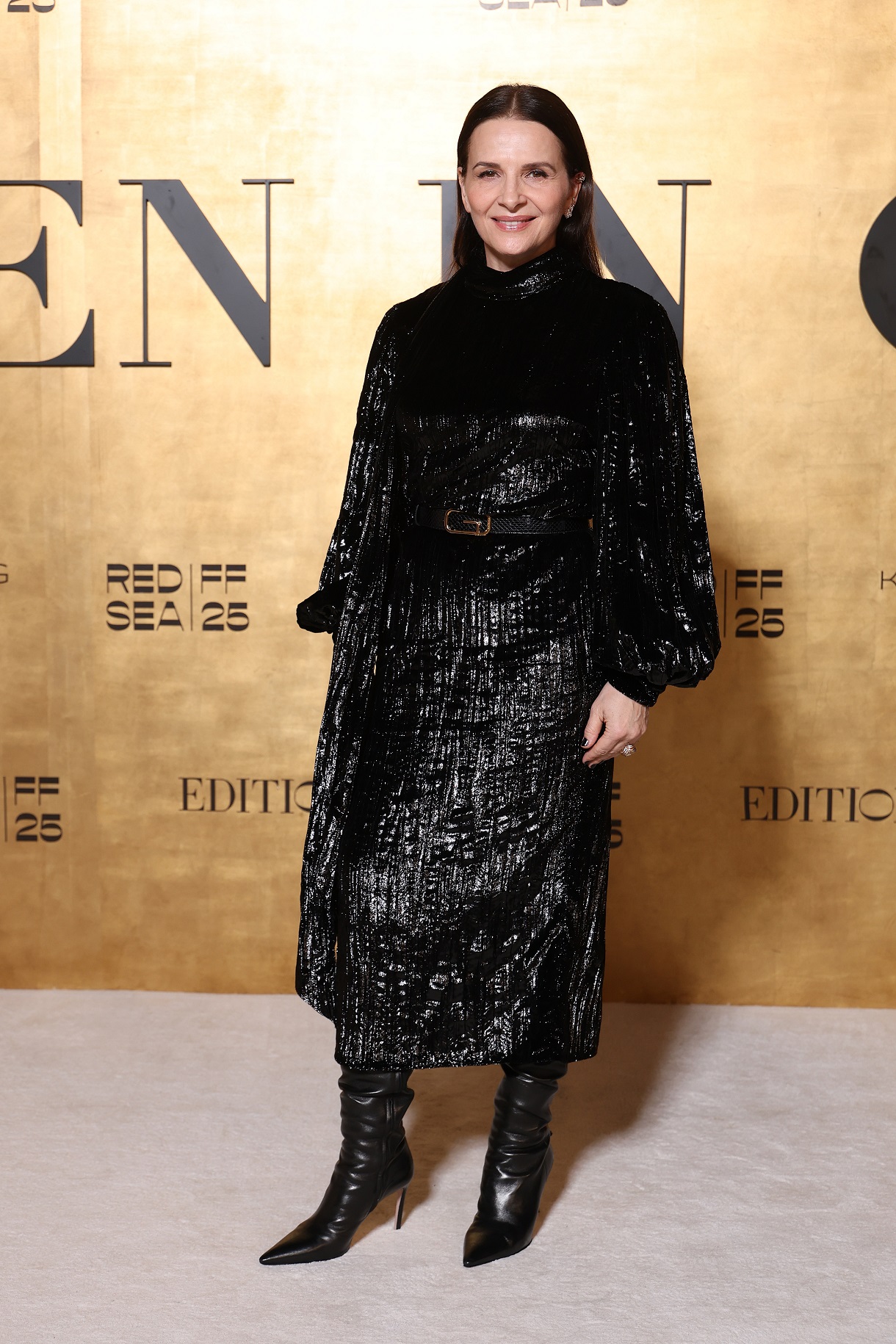 جولييت بينوش بإطلالة عصرية باللون الأسود الموحد بفستان لامع ميدي