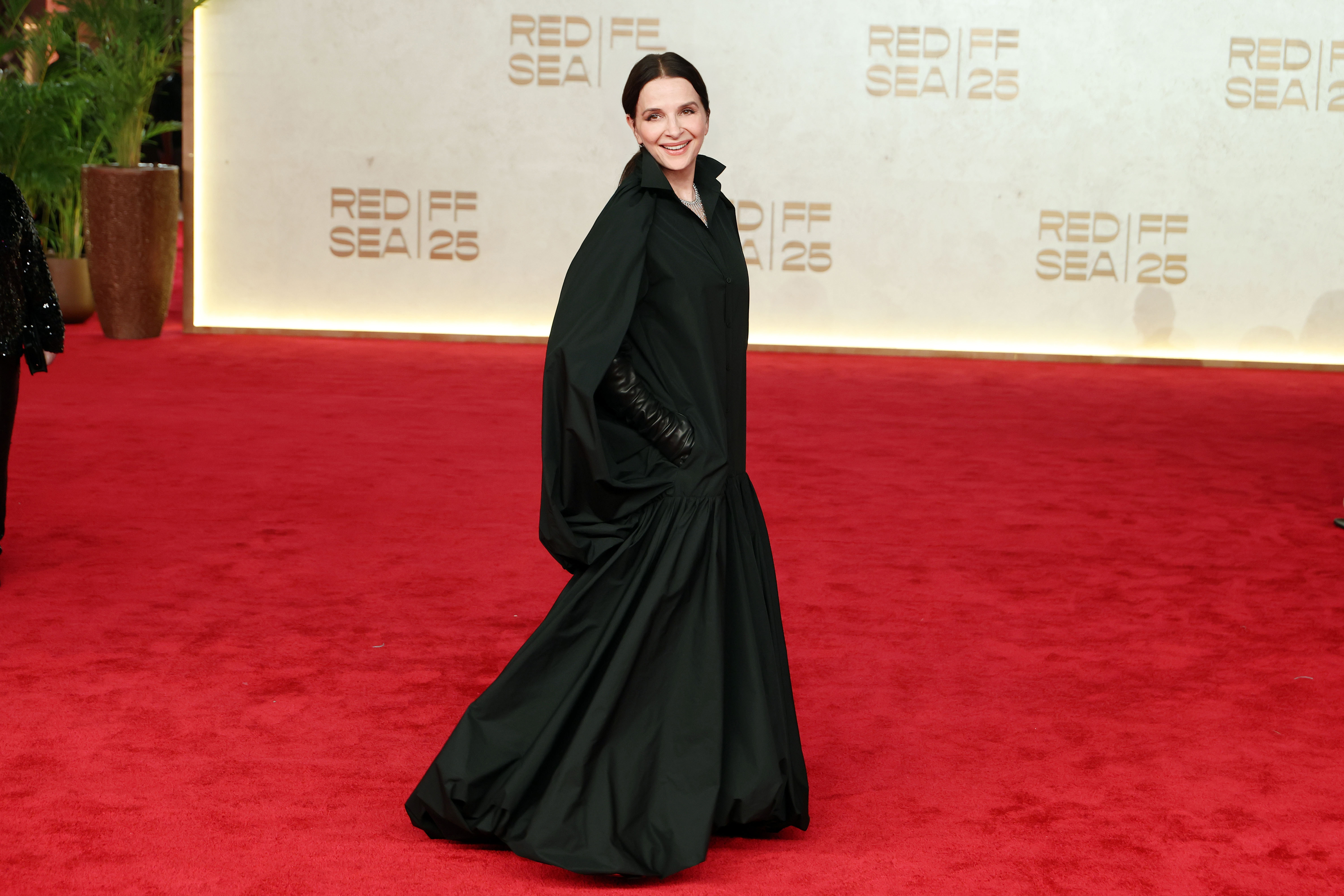 جولييت بينوش بعقد Serpent Bohème Solarité من بوشرون Boucheron