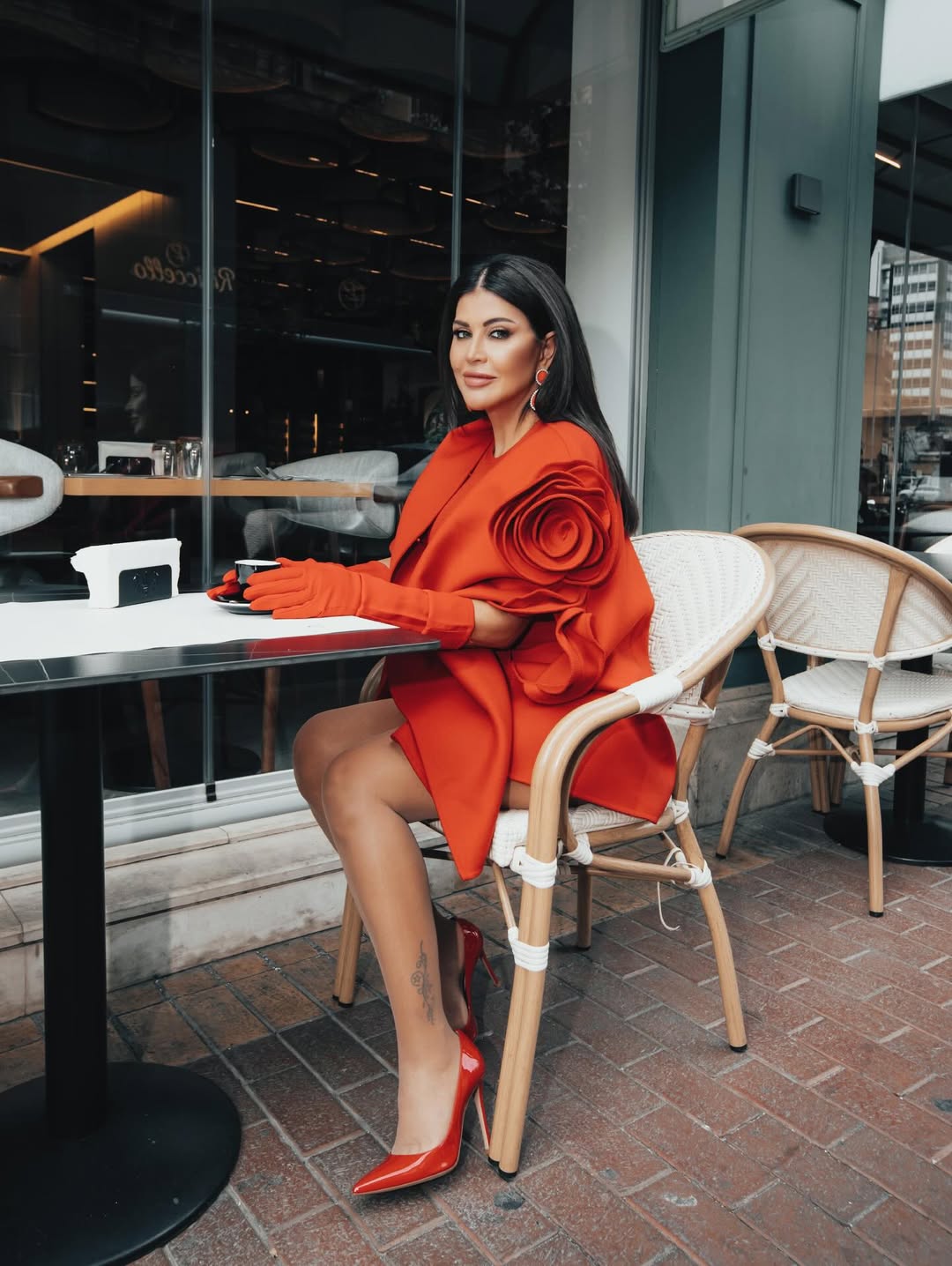 جومانا بكاب مفتوح مزين بورود متفتحة عند الكتفين