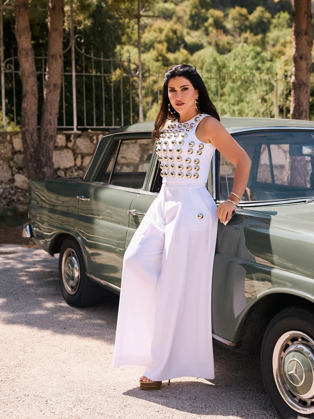 جومانا مراد ارتدت البنطال الفضفاض باللون الأبيض