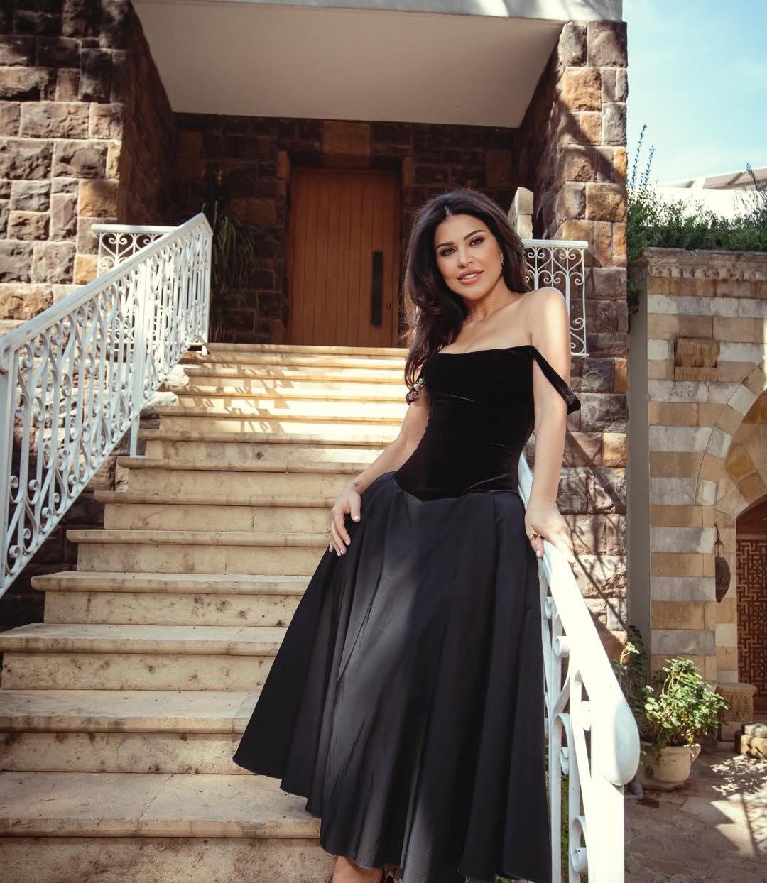 جومانا مراد بحلة كلاسيكية مستوحاة من عالم الأميرات باللون الأسود