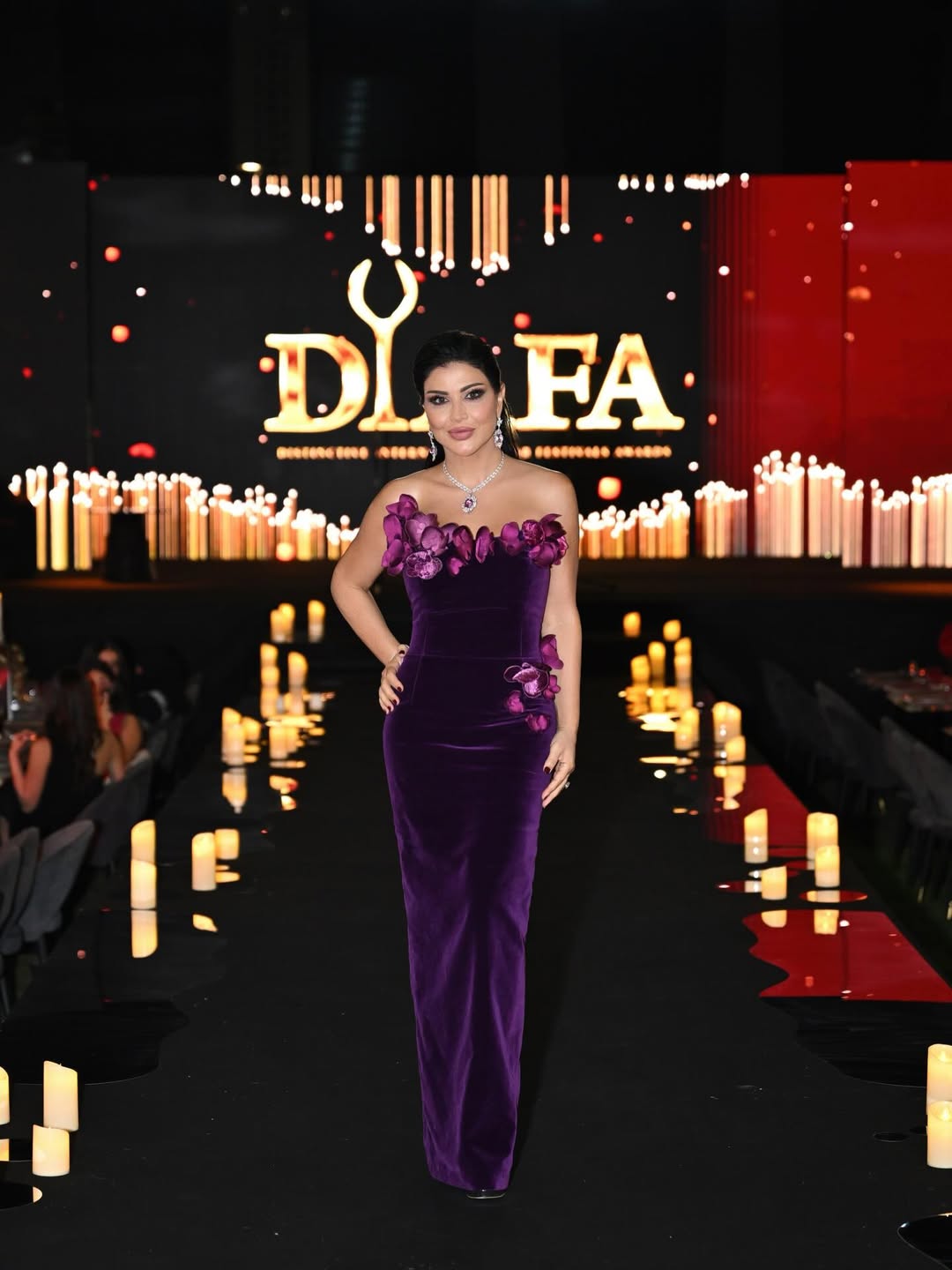 جومانا مراد بفستان بقصة مجسمة ومستقيمة الأطراف بتصميم سترابلس