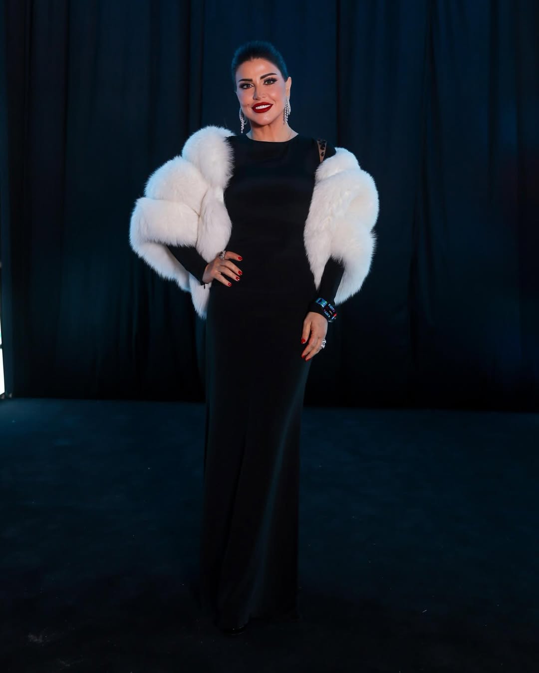 جومانا مراد بفستان سهرة طويل باللون الأسود الموحد