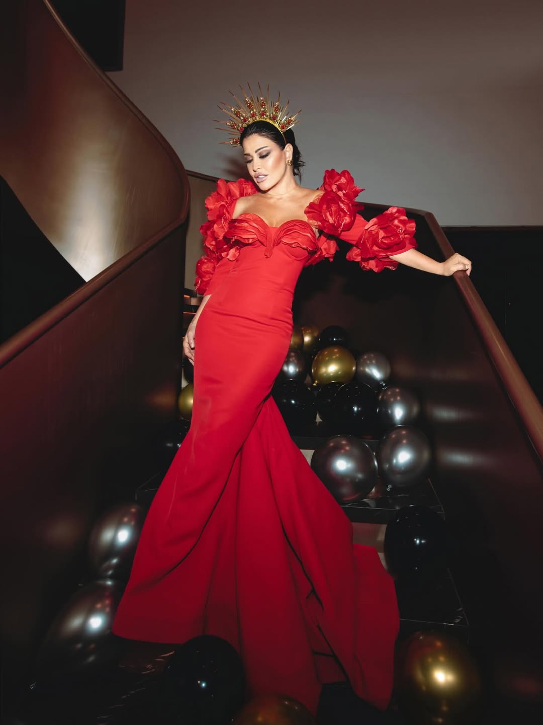 جومانا مراد بفستان طويل موصول بذيل منسدل من الخلف باللون الأحمر القوي