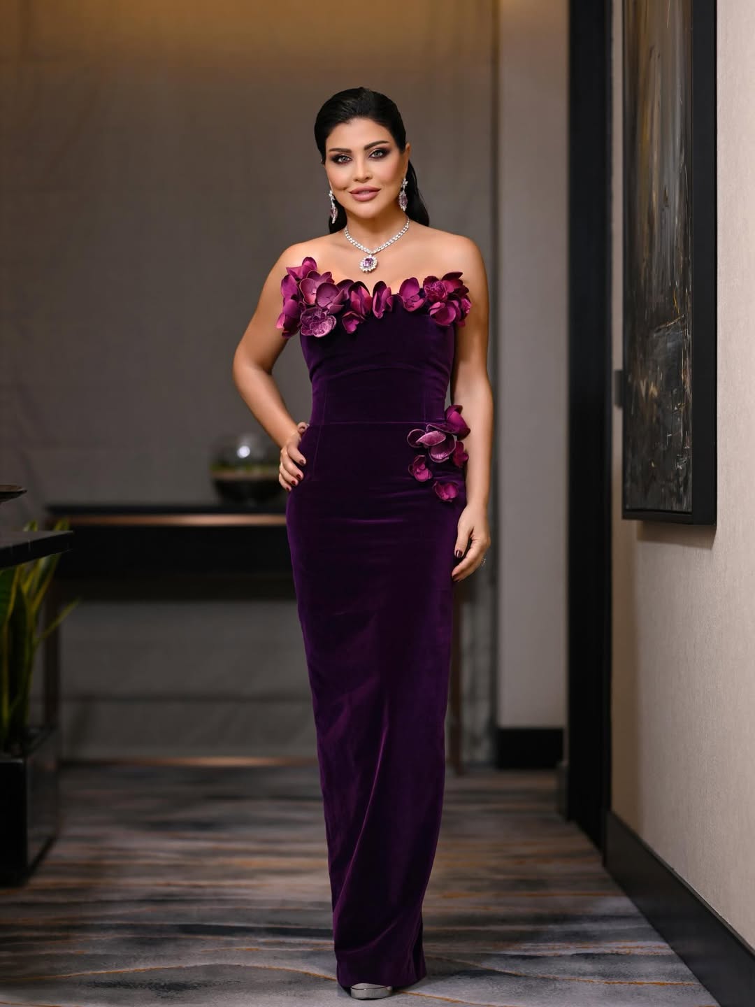  جومانا مراد، بفستان مخملي باللون البنفسجي الداكن،