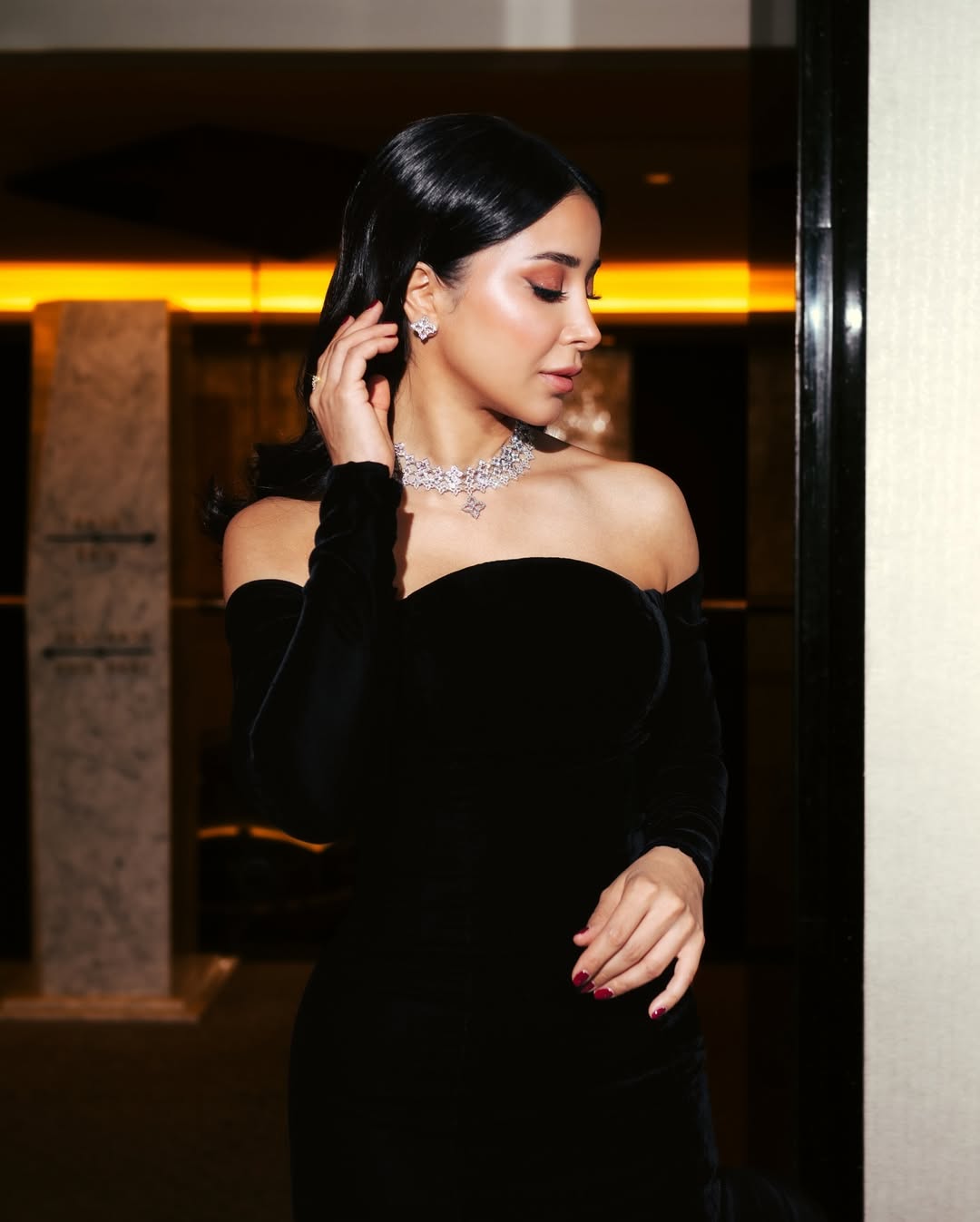 ​​   ​أسيل عمران بالشعر المبلل