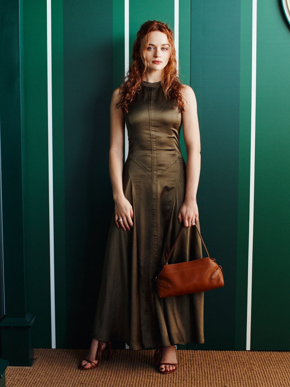 جوي كينج بفستان حريري من Ralph Lauren