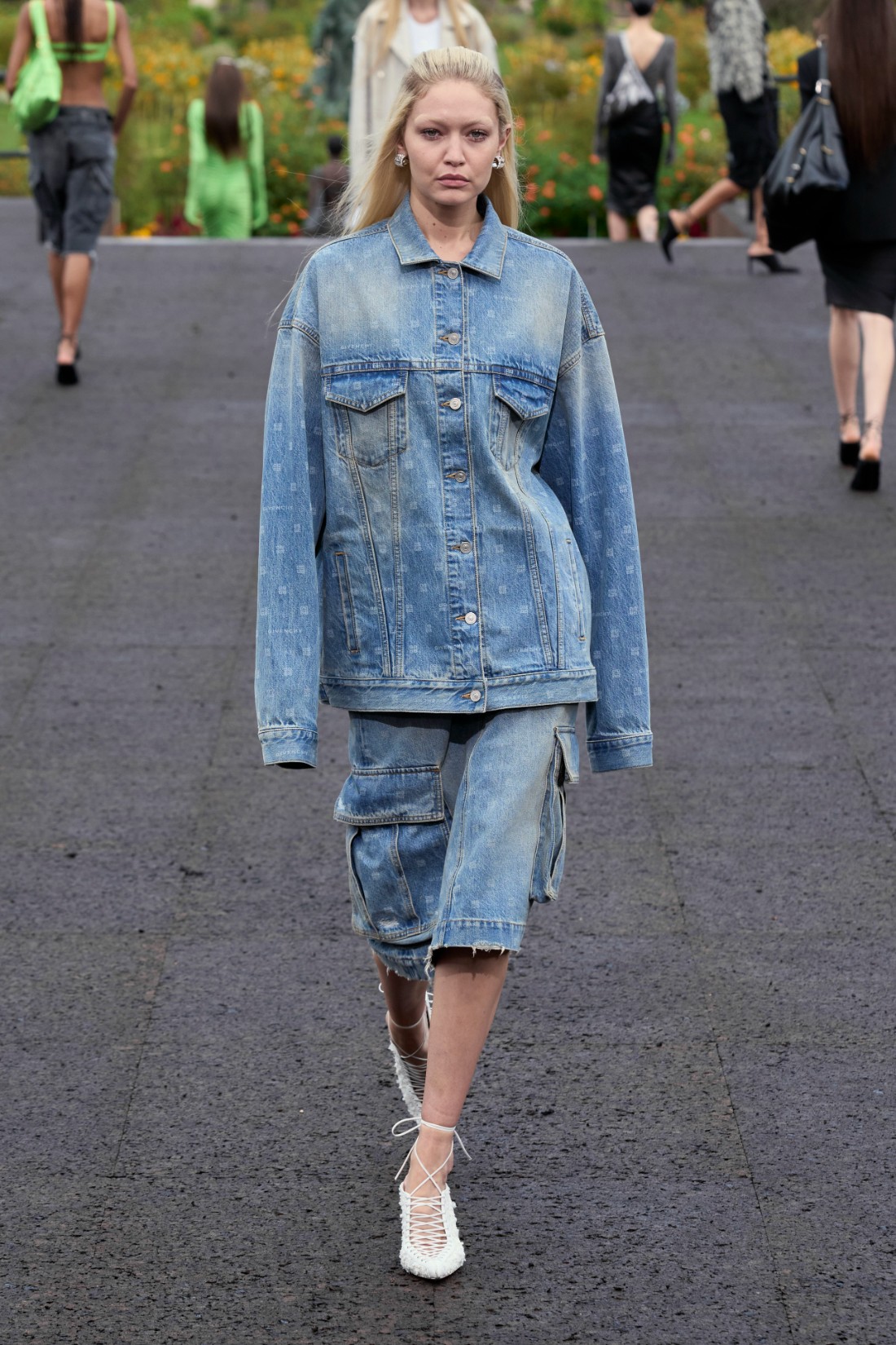جيجي حديد في عرض أزياء Givenchy بالتنورة الدنيم الميدي مع الجاكيت الدنيم
