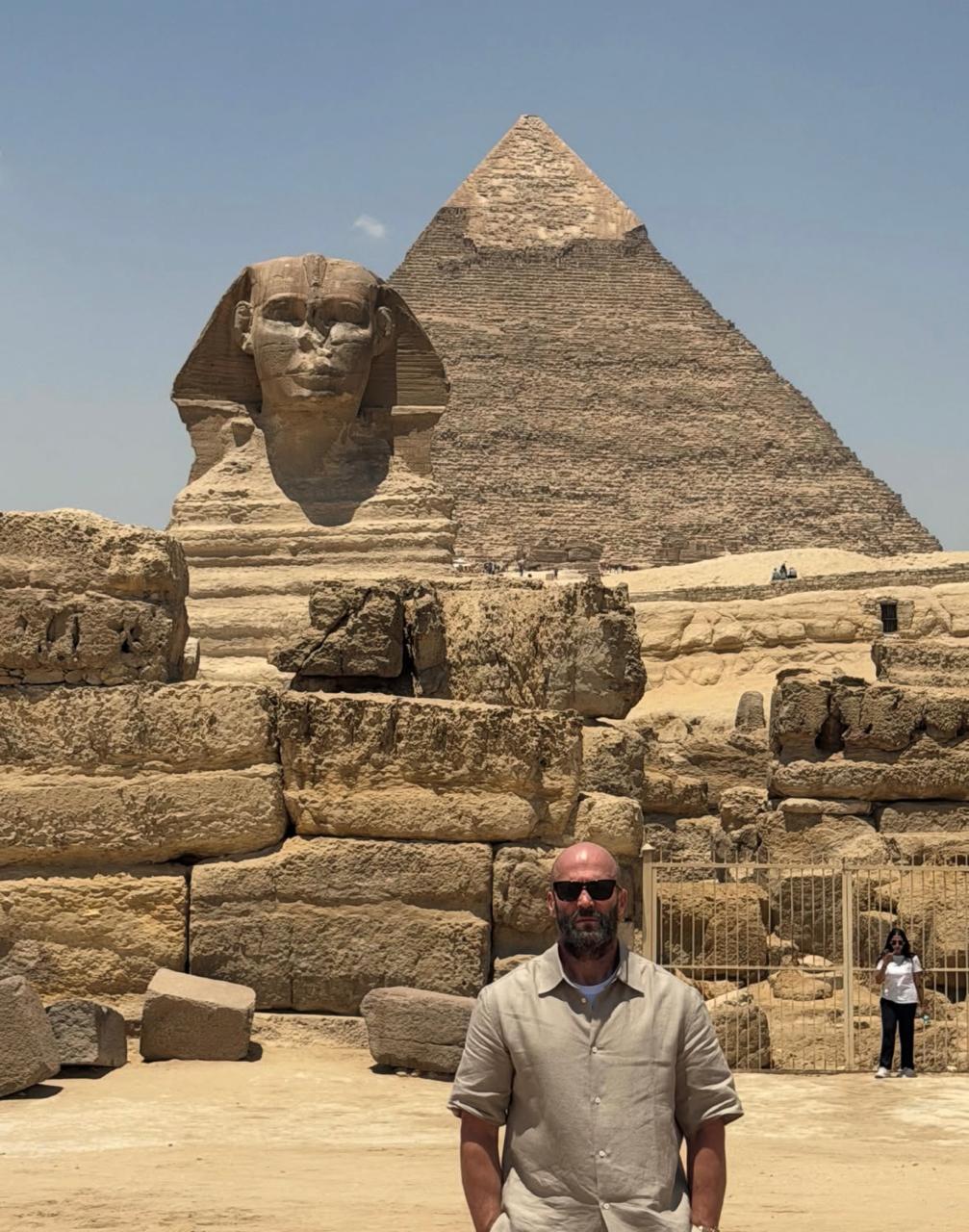 النجم العالمي جيسون ستاثام أمام الأهرامات