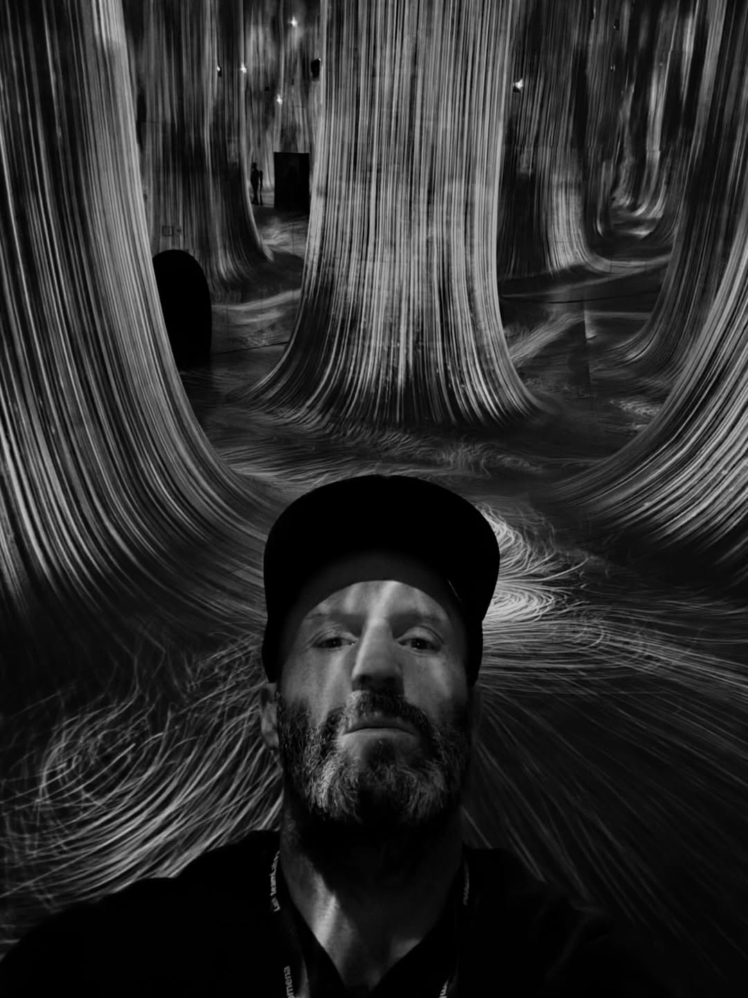 جيسون ستاثام بزيارة "تيم لاب فينومينا" متحف الفن الحديث