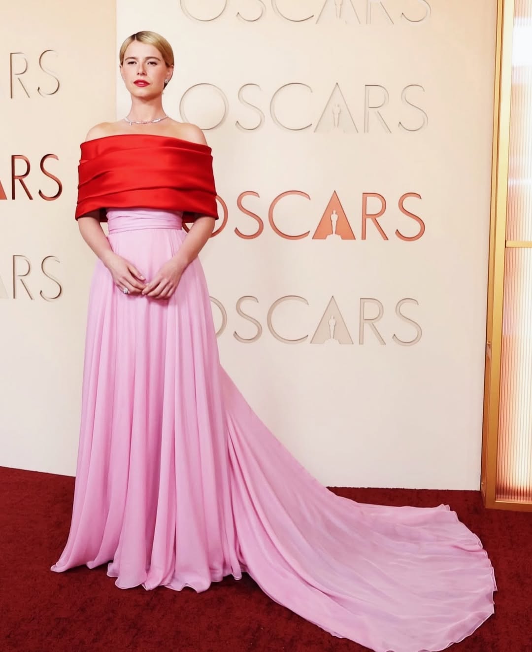  جيسي باكلي أطلت بفستان ملون بمزيج اللونين الزهري والأحمر