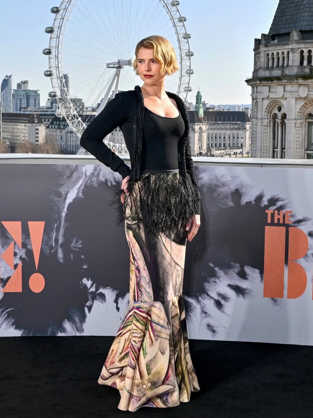 جيسي باكلي بصيحة الريش منسق من توب ضيق باللون الأسود يعلوه قميص مفتوح